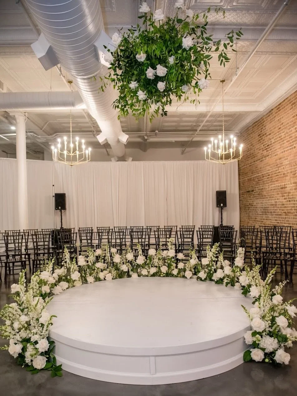 A circular ceremony is one of our favorite designs for so many reasons, but to literally be surrounded by all of the people you love is definitely the #1 reason.

Photographer: @rebeccameekphoto
Venue: @theeliawilmington
Planning: @brittanieraqueleve