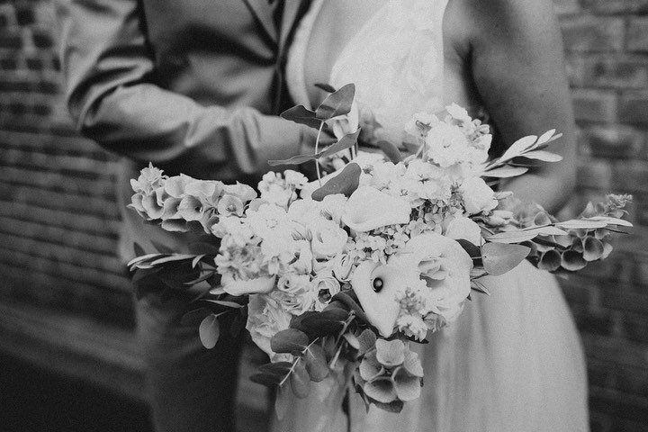 #blumenbouquet einmal in #blackandwhitephotography und in #farbe
⠀⠀⠀⠀⠀⠀⠀⠀⠀
Wenn du ein ganzheitliches #flowerconcept f&uuml;r deine Hochzeit suchst, darfst du dich gerne bei mir melden! Ich freu mich auf jede tolle Herausforderung.
- Patricia 

Photo
