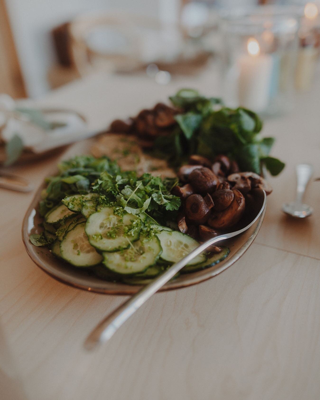 V E G A N  B R U N C H im #februar 
⠀⠀⠀⠀⠀⠀⠀⠀⠀
Was erwartet DICH? 
- frisches, saisonales veganes Buffet
- selbstgebackenes BROT
- infused Water
- 1 Hei&szlig;getr&auml;nk
- Spa&szlig;, Genuss &amp; eine sch&ouml;ne Atmosph&auml;re
- &euro; 24,90 
⠀⠀⠀