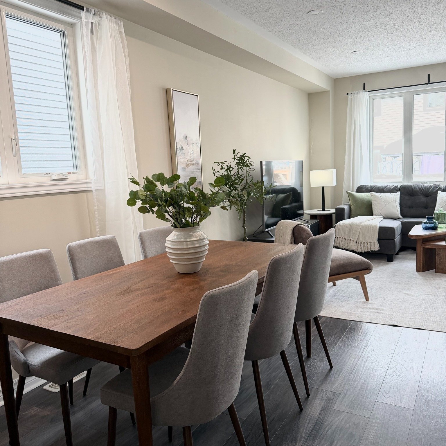 Small Change/Big Impact! By trading in the old for the new, we ignited a spark that transformed the space and opened doors to endless possibilities for the next chapter! 
#trendsetterhomestaging #ottawahomes #homestagingworks #stagingsells #homestagi