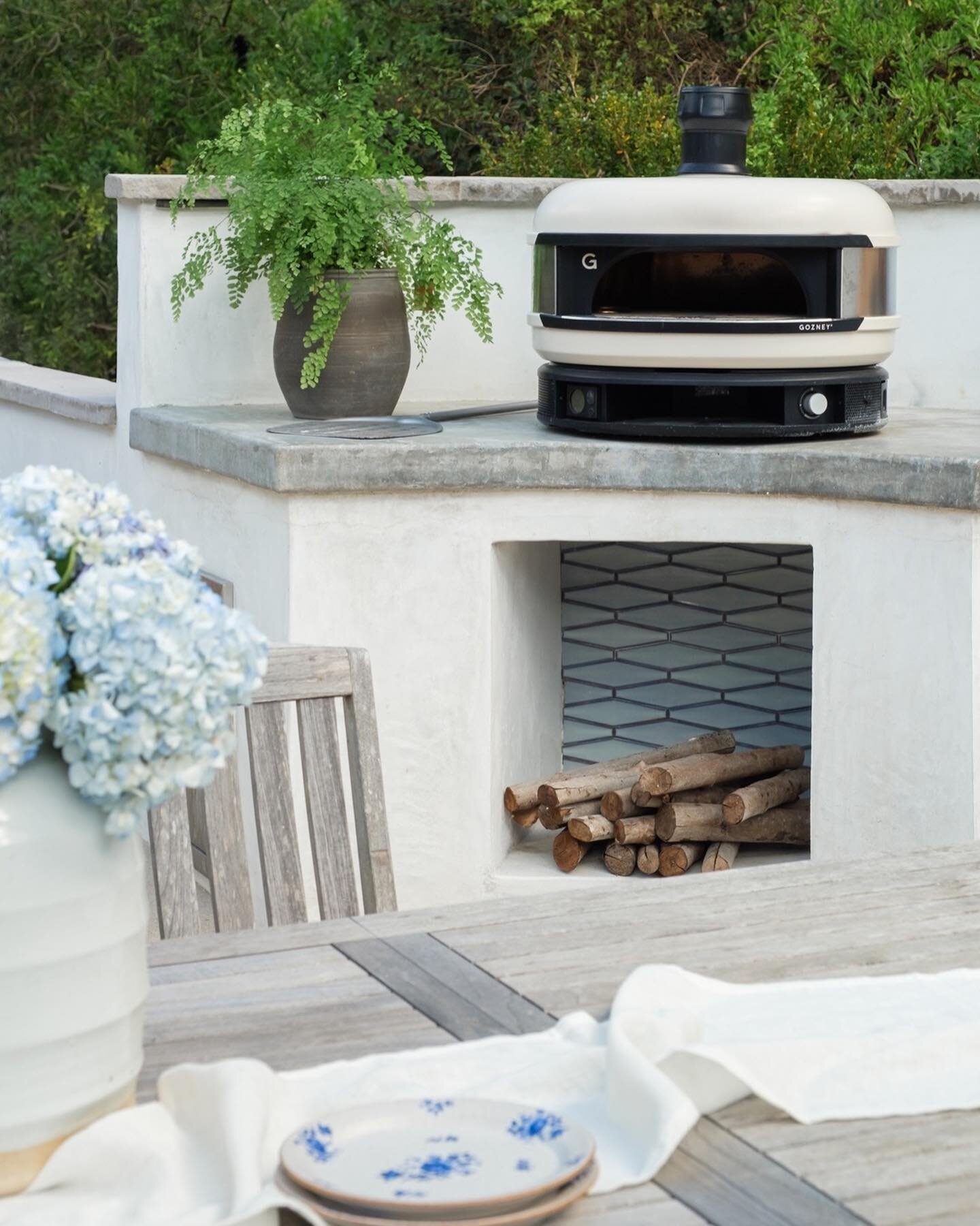 Yay! It&rsquo;s Friday! What says Friday more than a pizza oven? 
Perfect exterior dining moment at the La Jolla Project with @coatinc in partnership with A Designed Space. 
⠀⠀⠀⠀⠀⠀⠀⠀⠀
#furnituredesigner #interiorstyling #interiorstylist #interiorstyl
