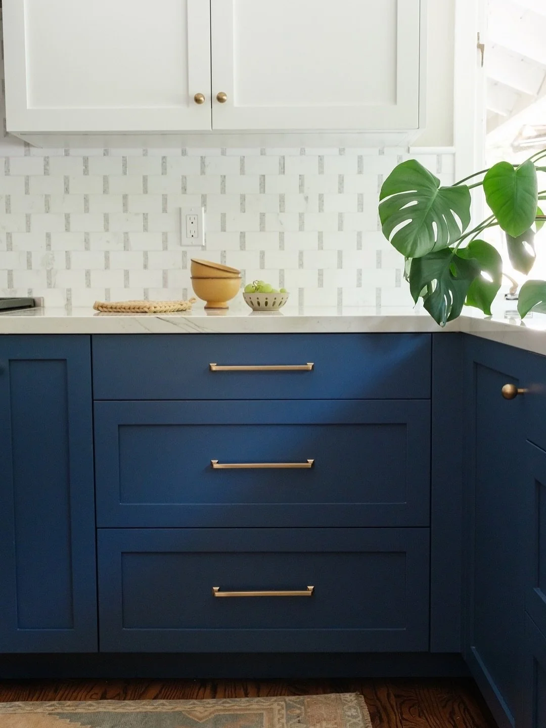 Details that make a space feel like home ✨ From bold accent cabinetry to natural textures, it&rsquo;s all about layering personality with function.

👩&zwj;🎨: @a_designed_space 
🛠️: @coatinc 
📸: @taylorallancreative