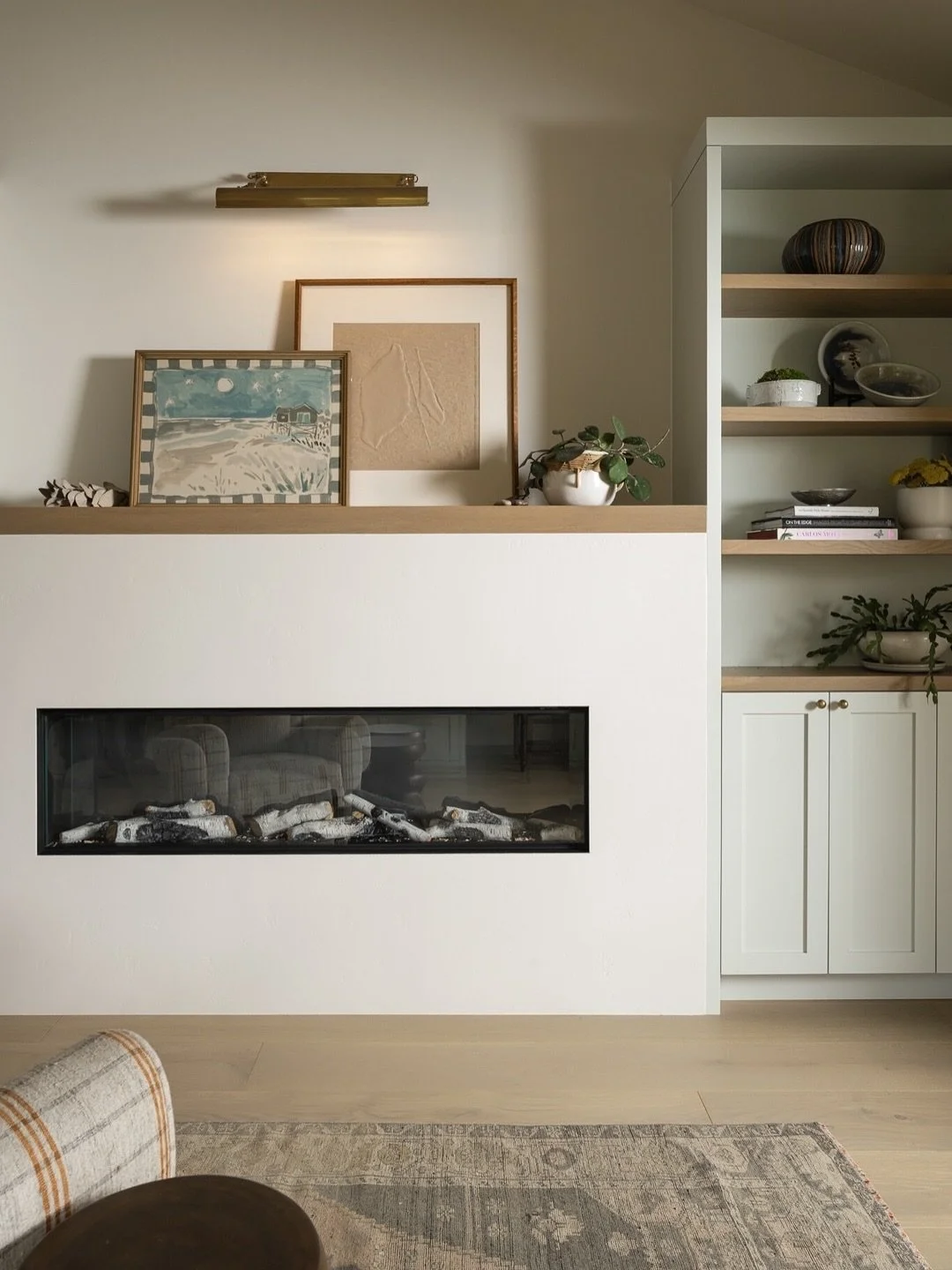 It&rsquo;s finally starting to feel like cozy weather here in San Diego&mdash;at least in the mornings ☁️ The perfect excuse to lean into soft textures and a warm fire.

👩&zwj;🎨: @a_designed_space 
📸: @taylorallancreative 
🛠️: @coatinc