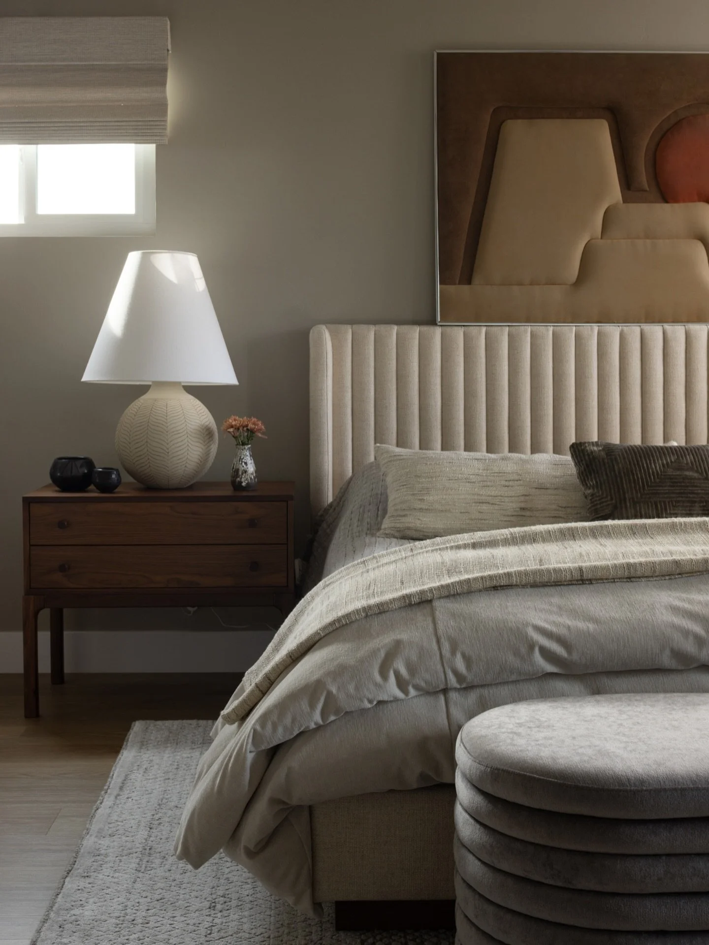 A bedroom shaped by light, proportion, and a quiet sense of ease.

👩&zwj;🎨: @a_designed_space 
📸: @naderessaphoto