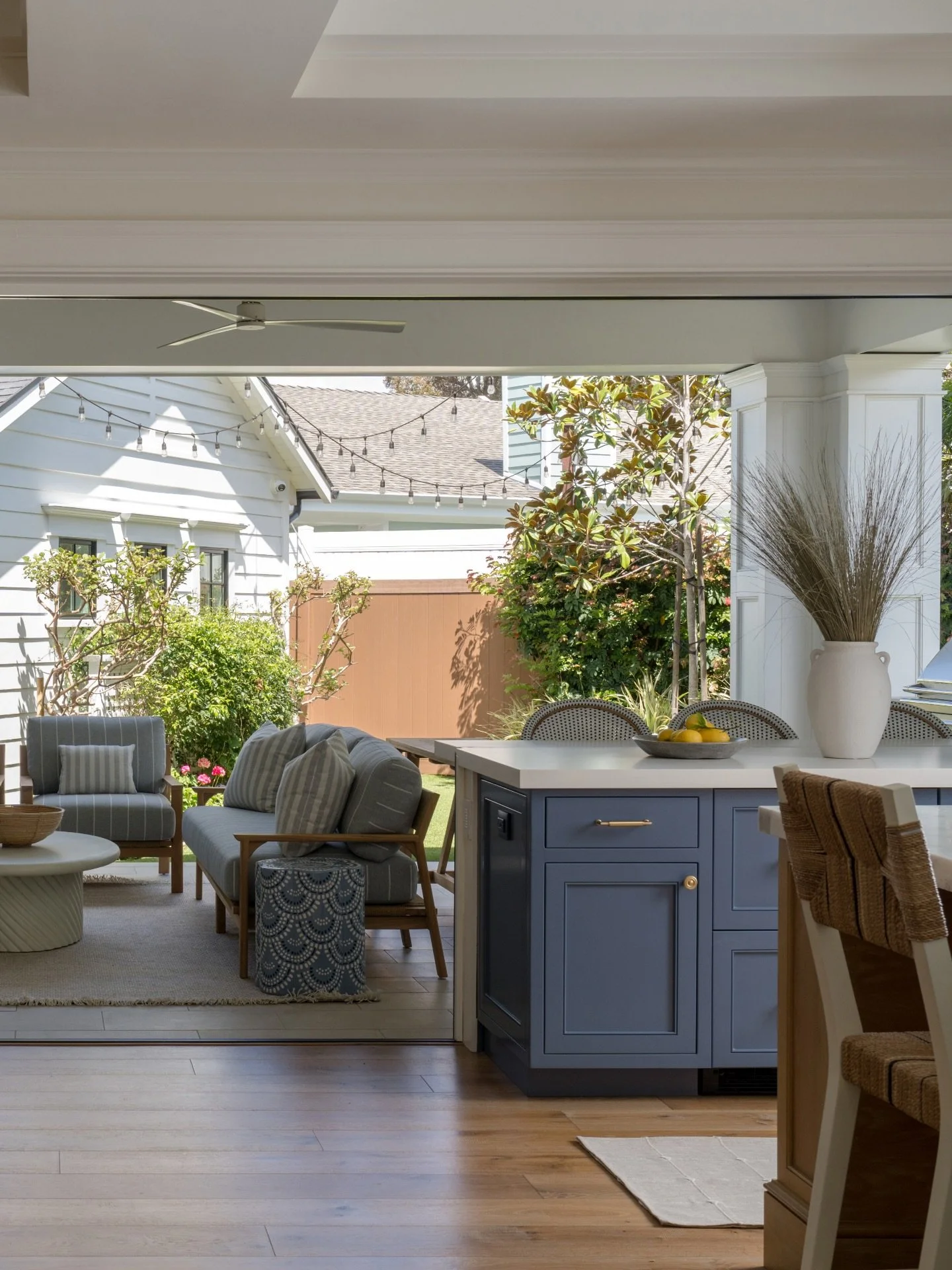 Winter in San Diego means soft light, open windows, and spaces that feel warm and welcoming all at once.

👩&zwj;🎨: @a_designed_space 
📸: @charlotteleaphotography