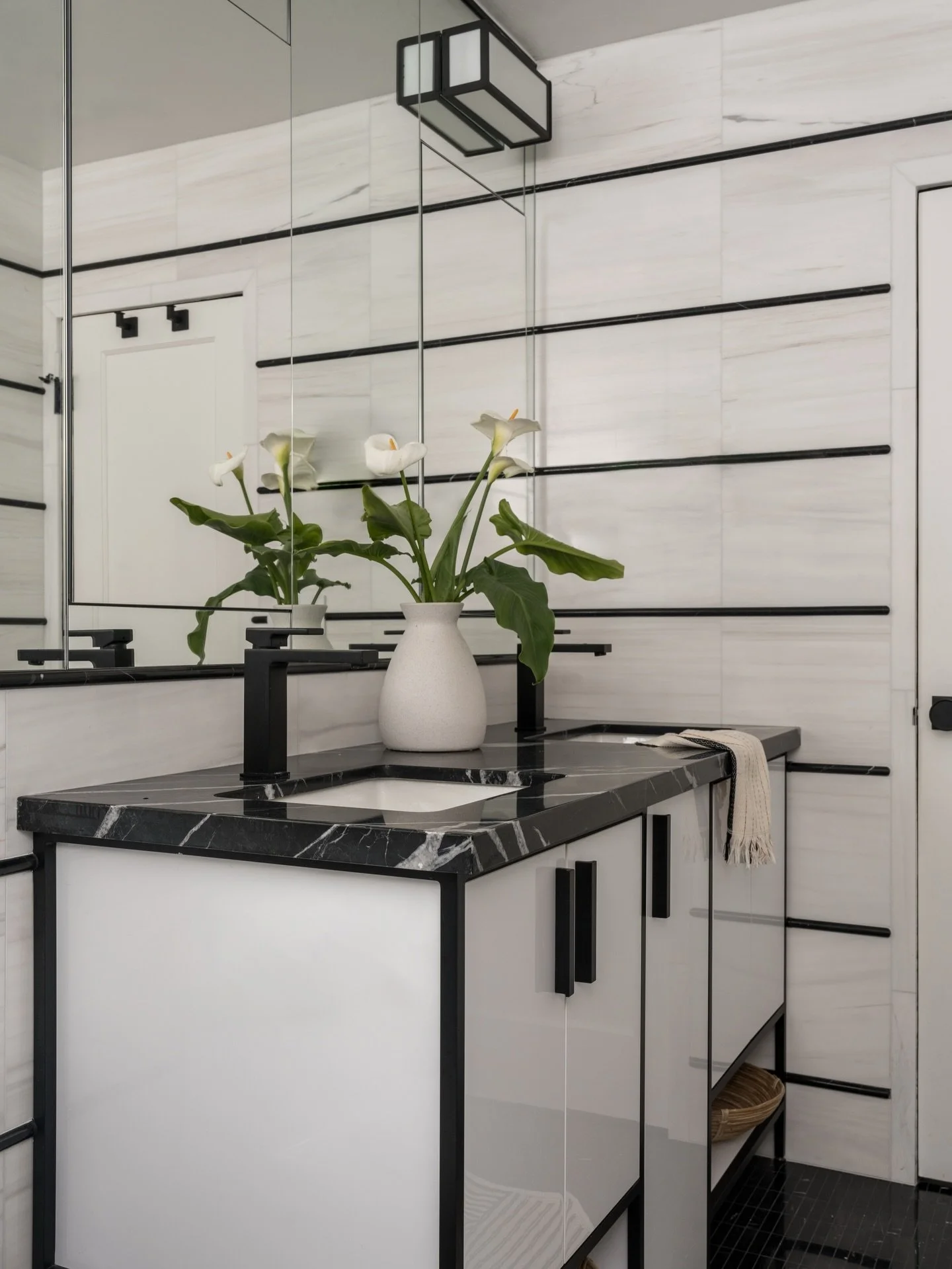 A study in graphic lines and high contrast 🖤

👩&zwj;🎨: @a_designed_space 
📸: @charlotteleaphotography 
🛋️: @californiacasa