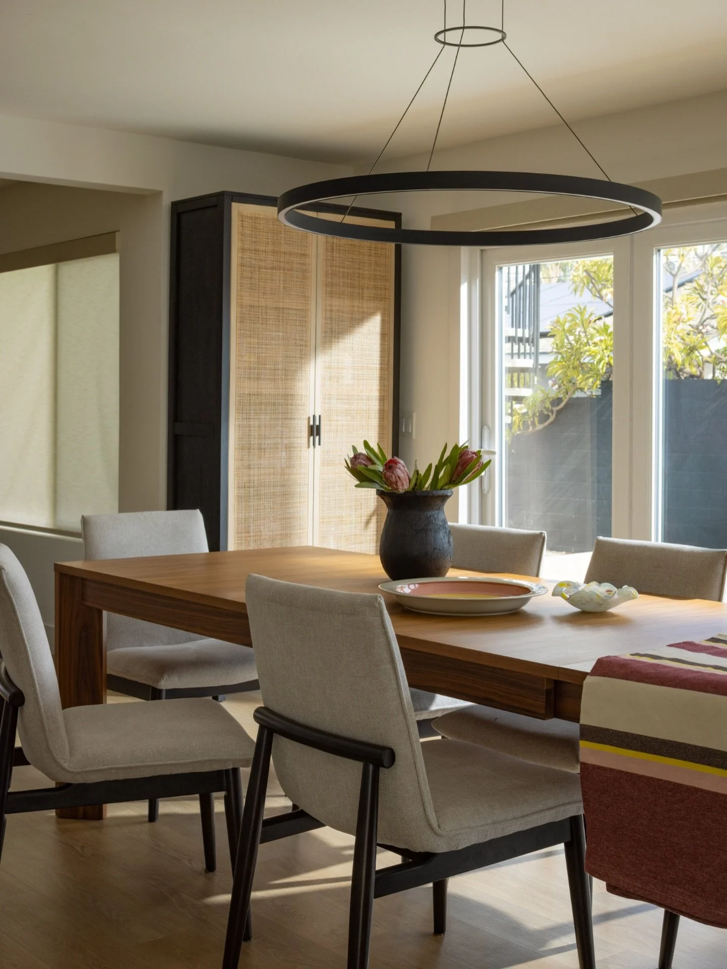 Morning light, a strong silhouette overhead, and a table ready to host whatever the day brings.

👩&zwj;🎨: @a_designed_space 
📸: @naderessaphoto