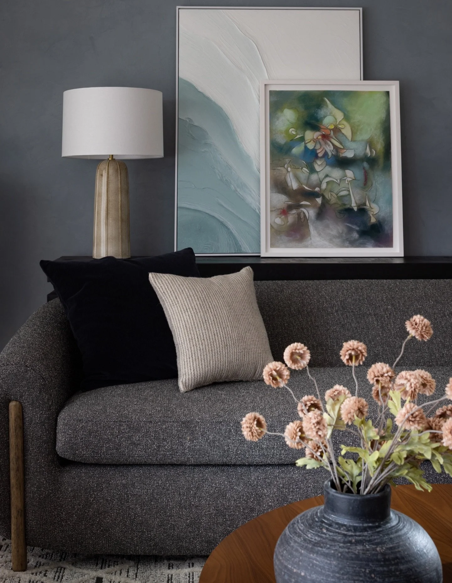 Texture, tone, and art&mdash;holding the balance.

👩&zwj;🎨: @a_designed_space 
📸: @naderessaphoto