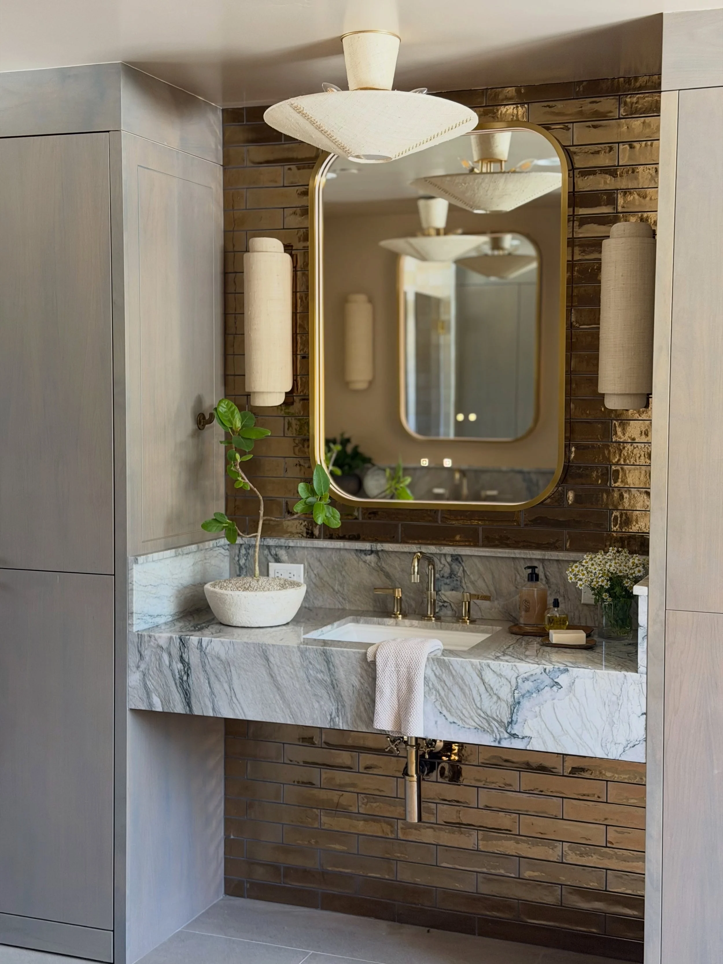 Photoshoot day - A few early glimpses from this primary bath before the professional photos land. Stay tuned!

👩&zwj;🎨: @a_designed_space 
⚒️: @coatinc