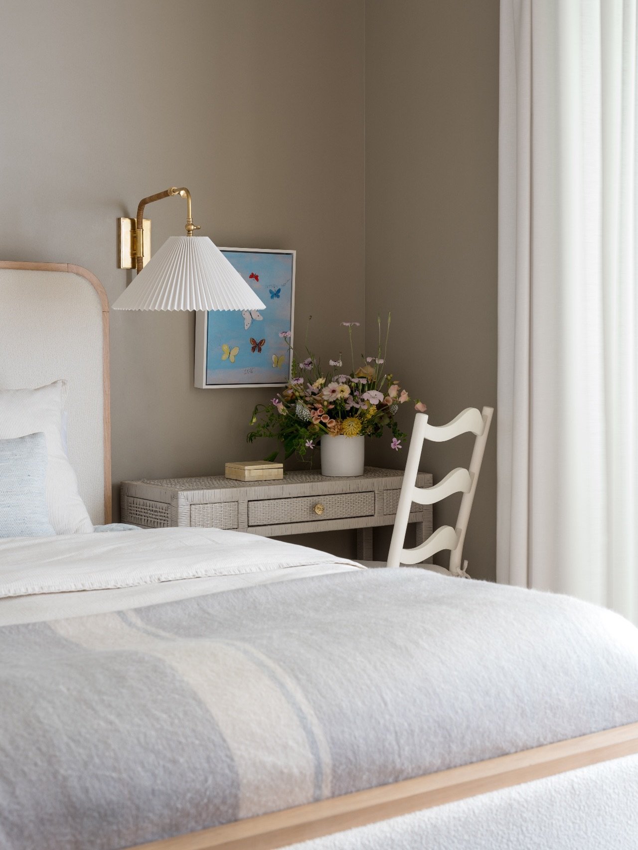 Not every statement has to be loud.
Soft layers, warm light, and thoughtful details create a bedroom that feels calm without ever feeling flat.