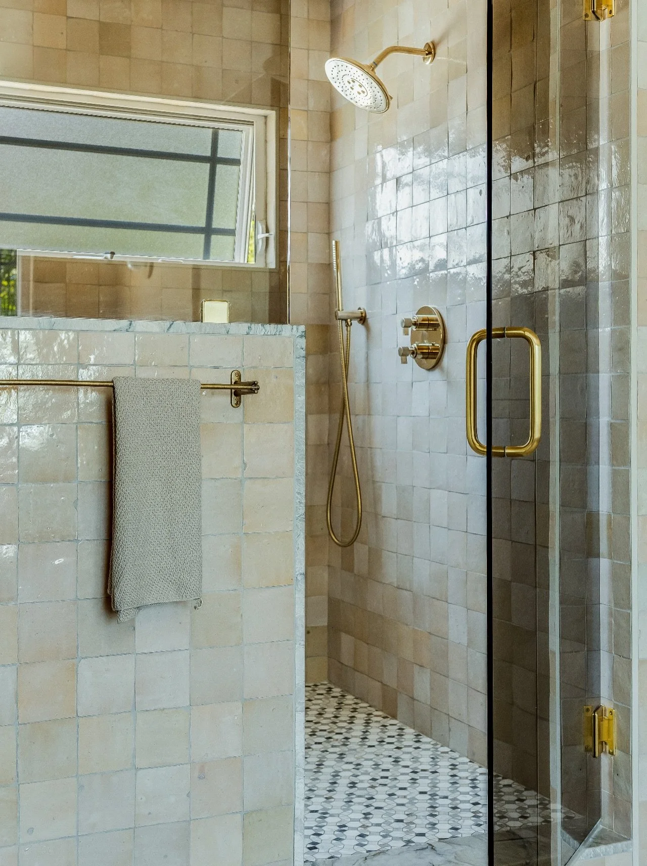 All the details
Veining, brass, texture, light. The small moments that shape the whole room.

👩&zwj;🎨: @a_designed_space 
🛠️: @coatinc