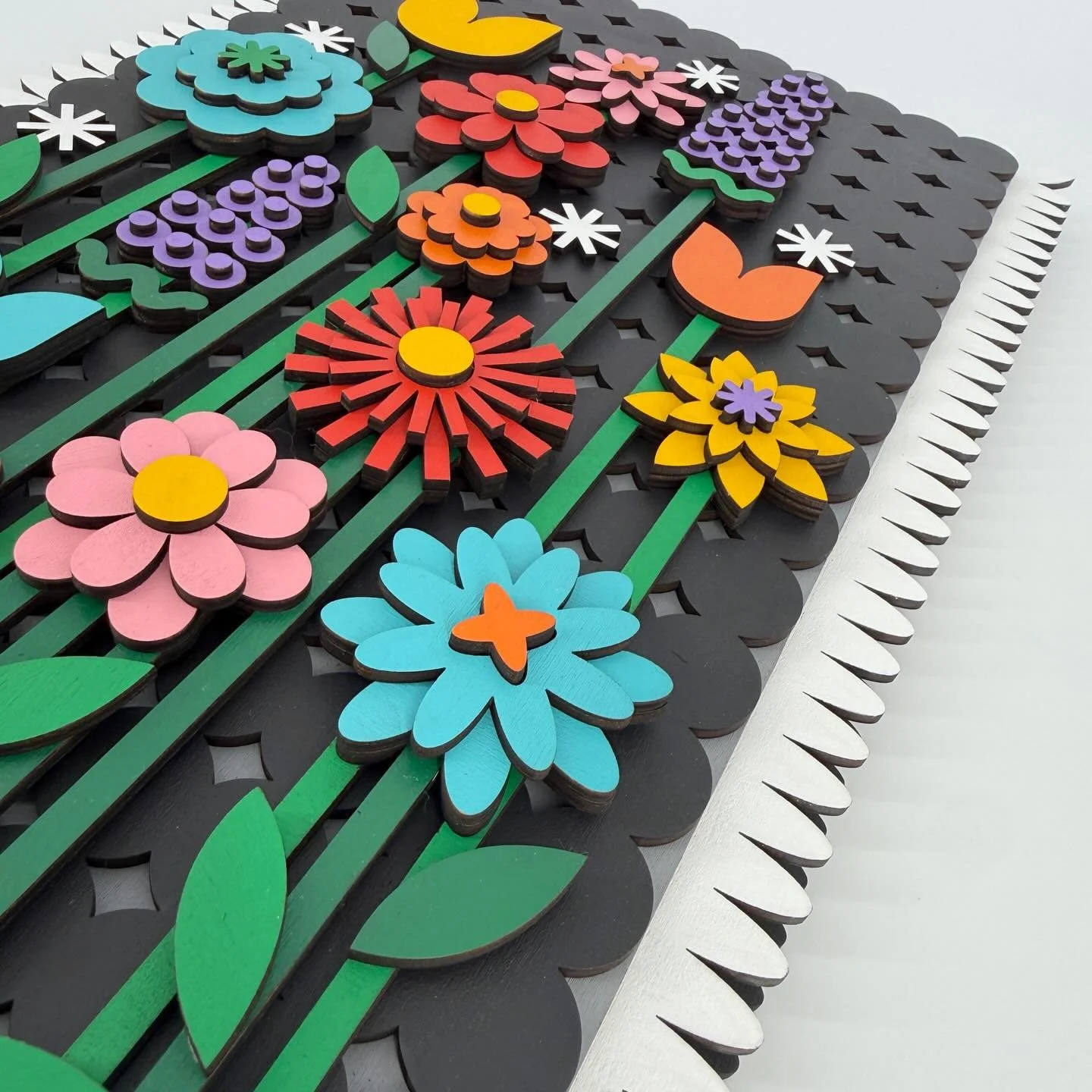 Experimenting with flower clusters and integrated frames. 🌹🪻🌸🌺🌷🌻🌼