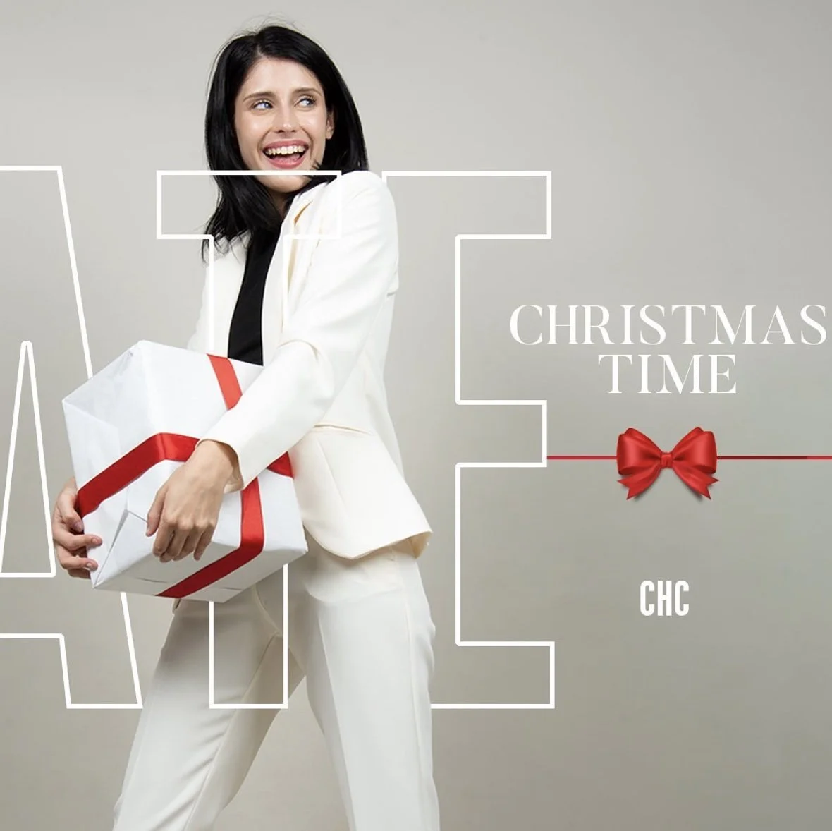 Mujer con traje blanco sosteniendo un regalo envuelto con cinta roja, en un fondo gris con texto 'Christmas Time' y un lazo rojo.