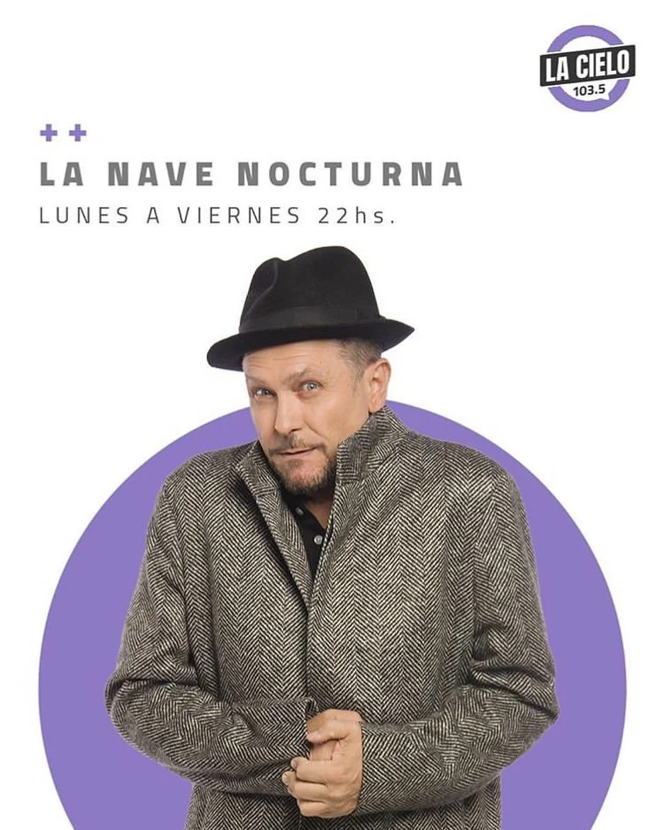 Cartel promocional de un programa llamado "La Nave Nocturna" que sale de lunes a viernes a las 22 horas en la estación de radio La Cielo 103.5. Incluye una imagen de un hombre con sombrero negro y abrigo de cuadros, haciendo una mímica con las manos.