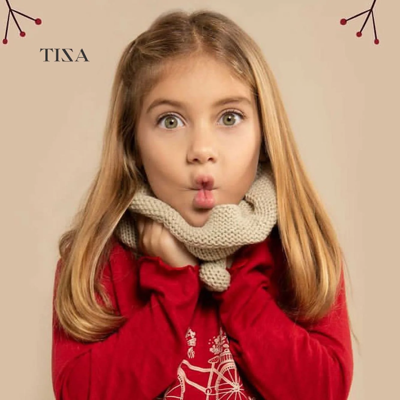 Joven niña con expresión sorprendida, rubia, con suéter rojo, bufanda beige y fondo neutro. La imagen tiene el texto 'TISA' en la esquina superior izquierda, decorada con pequeños detalles de ramas con frutos rojos.