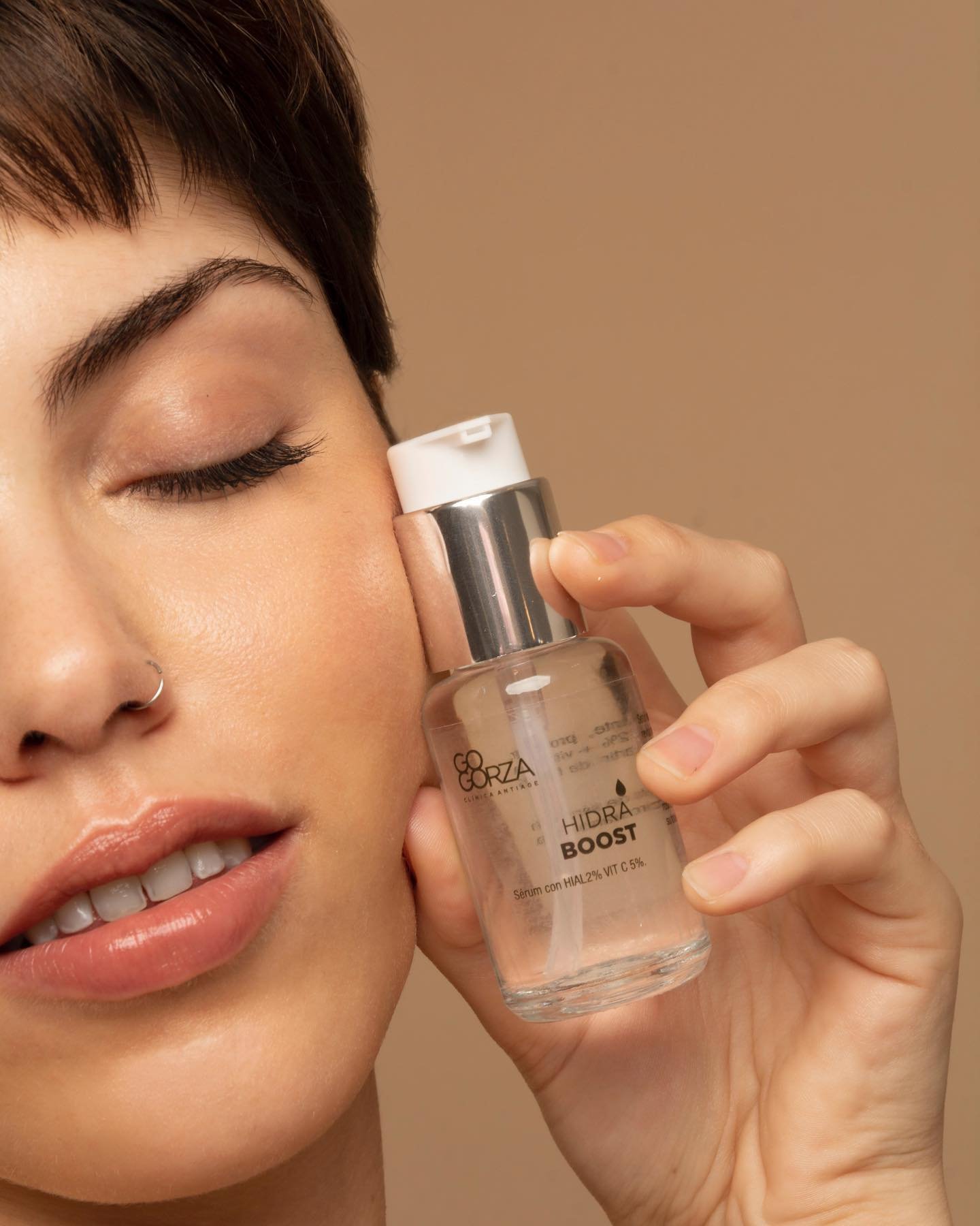 Mujer con maquillaje natural usando un spray facial de la marca GO FORZA llamado HIDRA BOOST