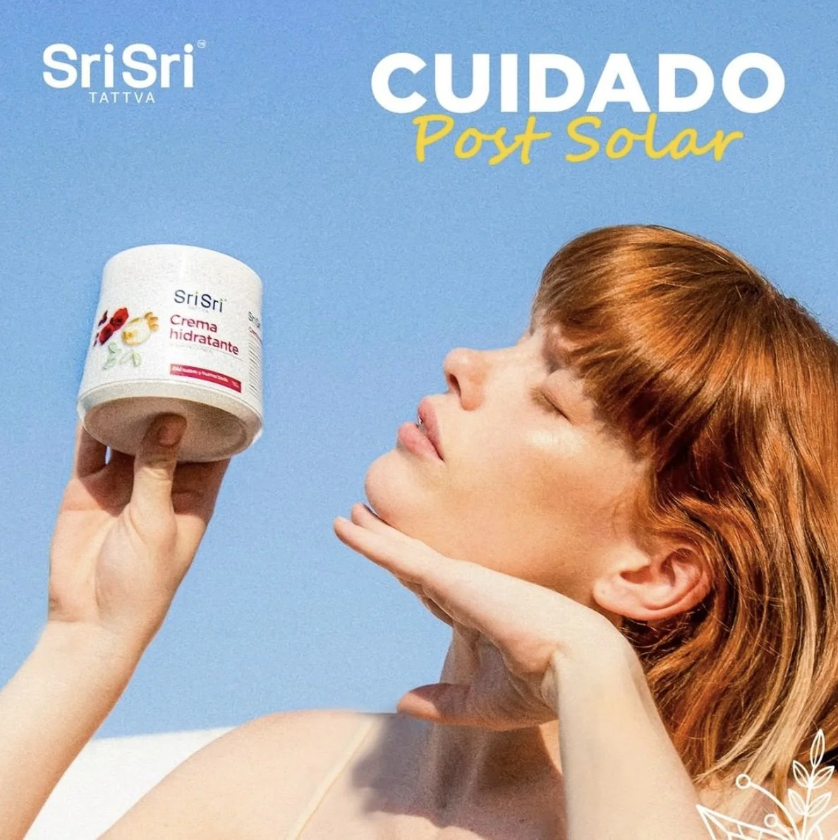 Mujer con cabello castaño claro y piel clara, con los ojos cerrados, sostiene la barbilla con una mano mientras mira un bote de crema hidratante de Sri Sri Tattva, con un fondo azul y la frase 'Cuidado Post Solar' en la parte superior.