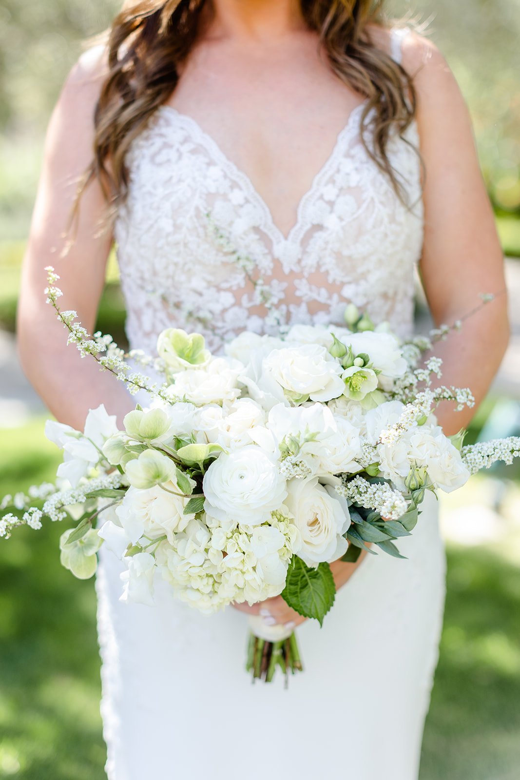 White-and-green-wedding-bouquet.jpg