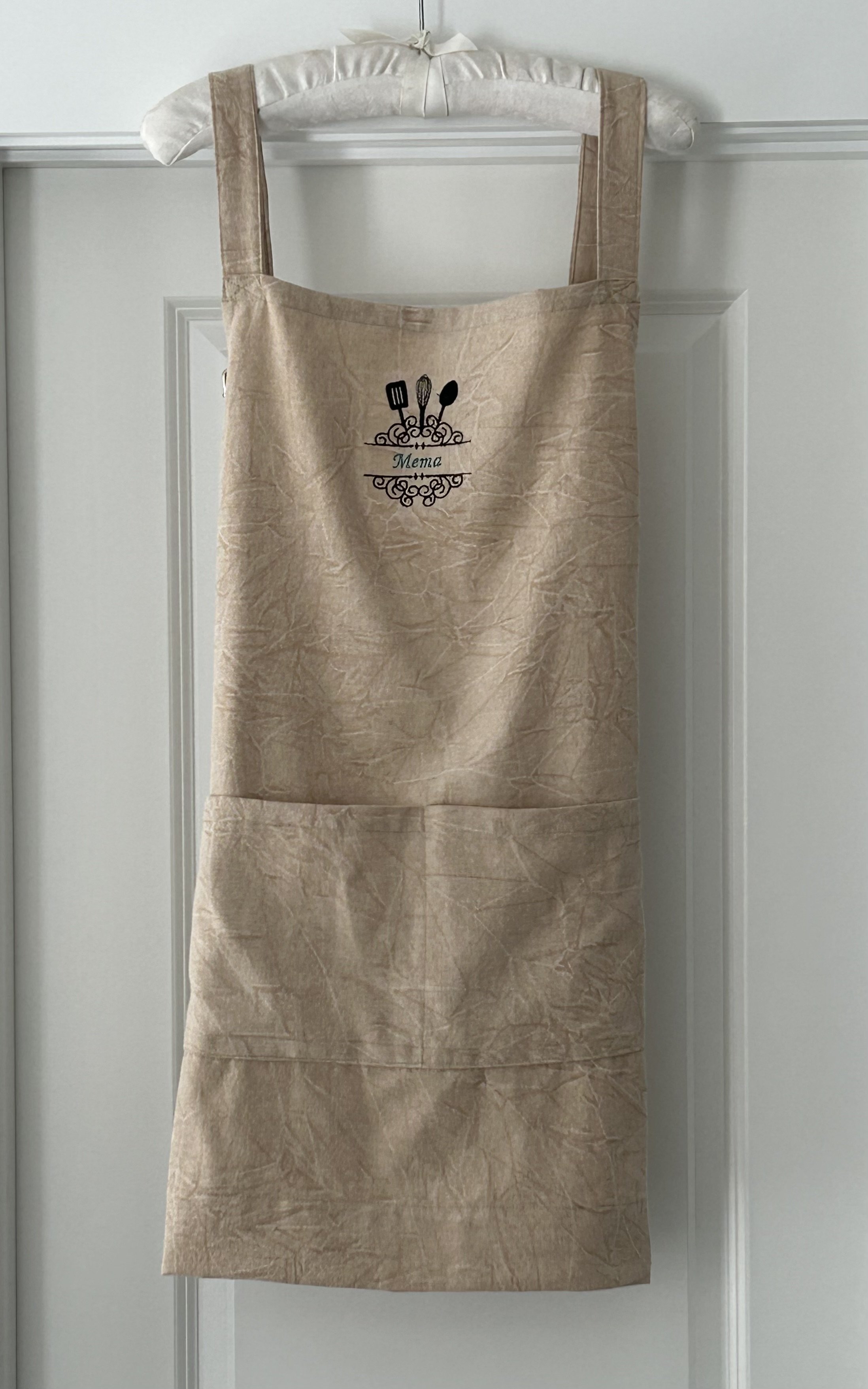 CROSS-BACK EMBROIDERED APRON |