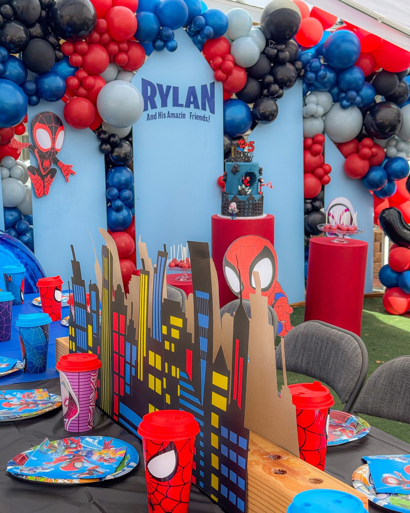 It&rsquo;s all in the details!!! 🕸️🎈🕷️🎂

Planner/ backdrops @vanhalenevents 
Balloons @balloonlab.co 
Desserts @thecutecakesandbakes 
Spidey decals @advanceindustries 
Catering @southernbell_cateringgroup 

#spidermandecor #spidermanballoons #spi