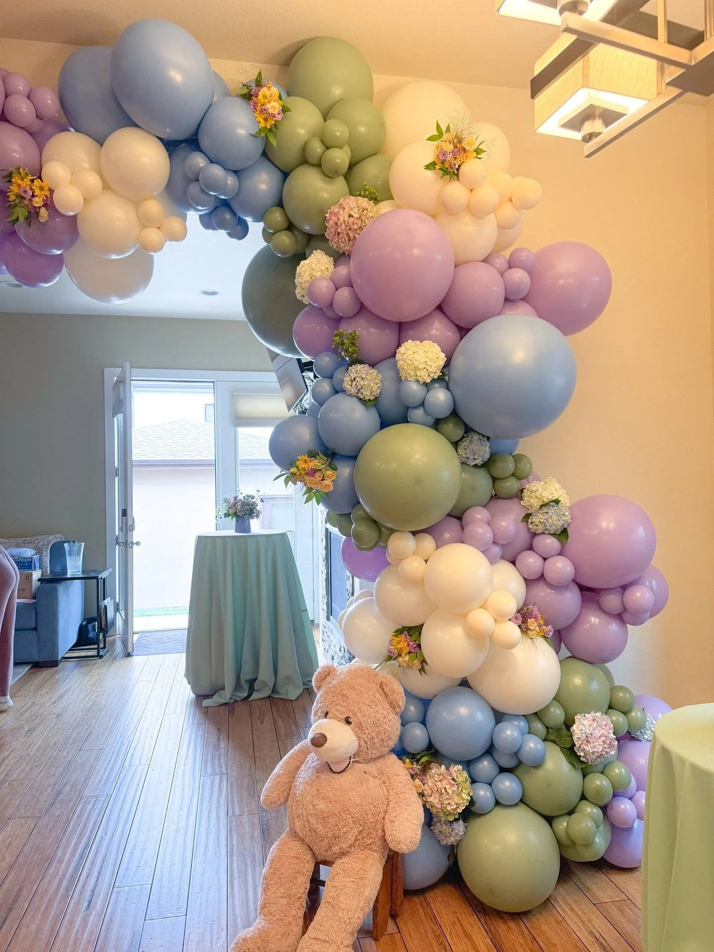 Tiny overalls, soft teddy bears, and wild blooms 🎈🧸🌼🪻

Planner @rightasrayne.weddings 
Balloons @balloonlab.co 
Florals @newberrybrosflowers