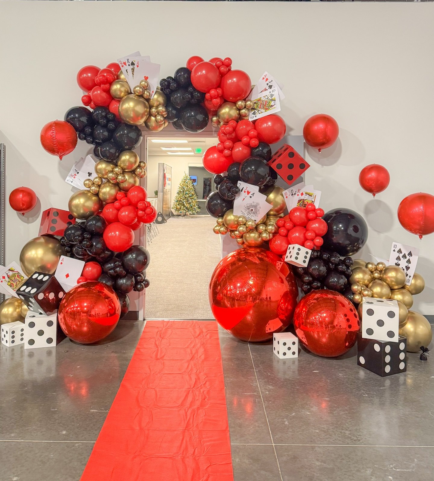 From empty space to full-on casino fantasy. 🎲✨

Giant shiny balls @balloonlab.co 
Balloons @balloonlab.co 
Planner @betsybboutique 
Centerpieces @betsybboutique 
Mobile bar @theonemobilebar 

#giantshinyballs #denverevents #denverballoons #casinothe