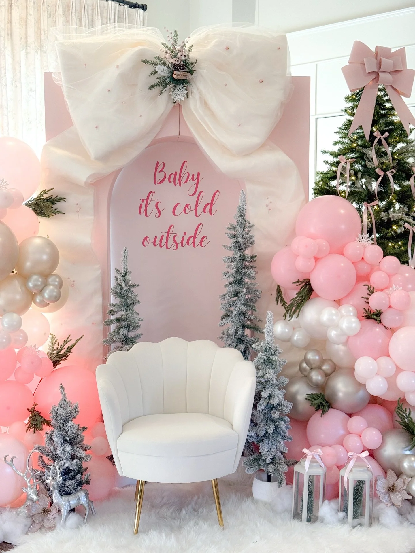 &ldquo;Baby, it&rsquo;s cold outside&hellip; but this soft pink winter wonderland baby shower was all warm hearts and sweet moments! ❄️💗 

From the dreamy bow details to the cozy, frosted vibes, every corner celebrated new beginnings in the most whi