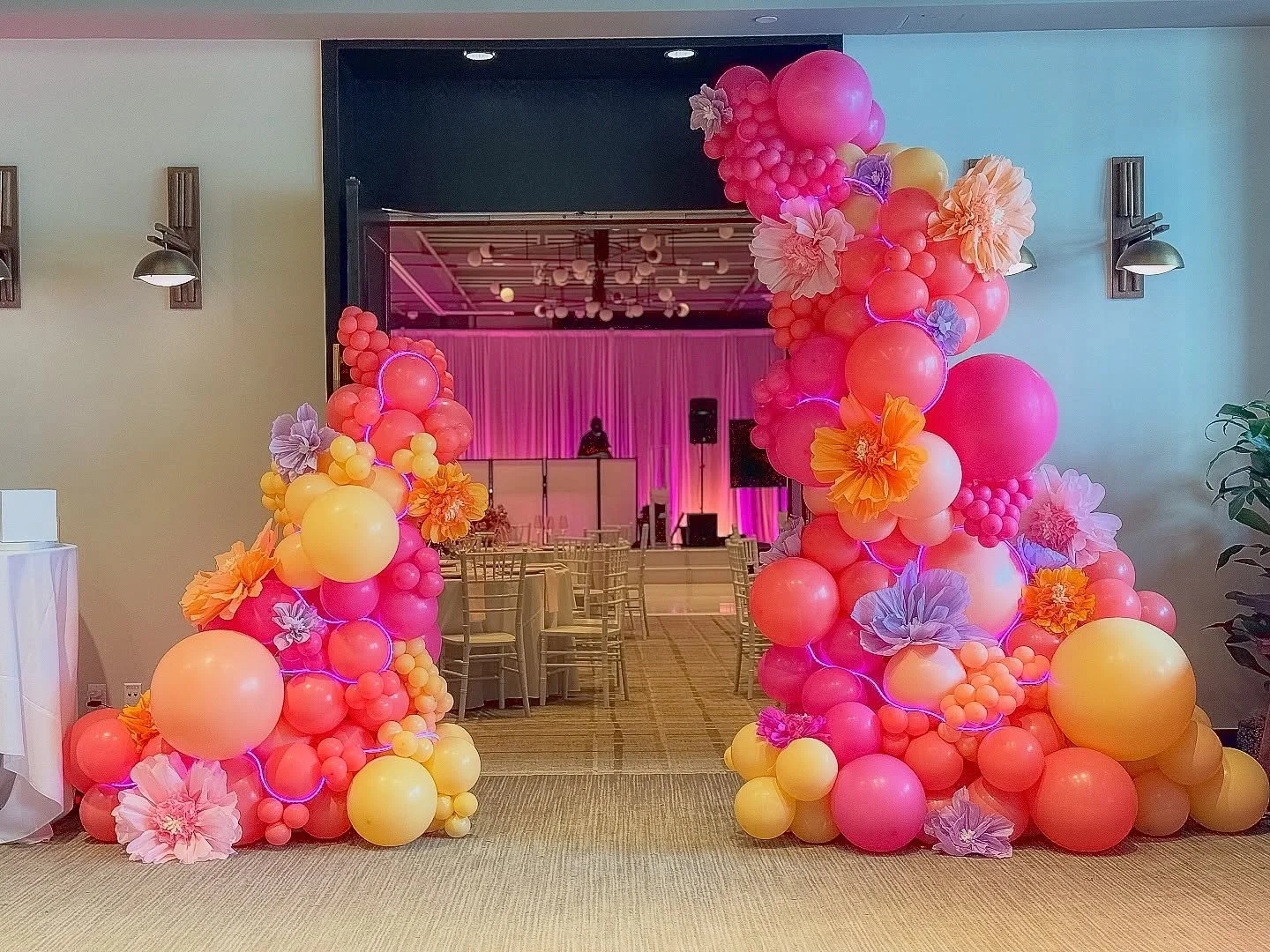🌸A mitzvah entrance, dressed in blooms and balloons🌸

@katiekeatingco 
@newberrybrosflowers 
@copartyrentals 
@claytondenver 

#denvermitzvah #mitzvahdecor #denverballoons #denvercolorado