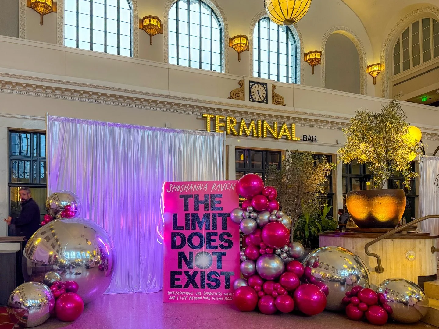 Honored to bring the space to life for the launch of @shoshanna_raven Raven&rsquo;s beautiful new book.&rdquo;📕 📚

So special to be part of the evening alongside @moodandco.designs 

Planning @moodandco.designs 
Balloon decor @balloonlab.co 

#book