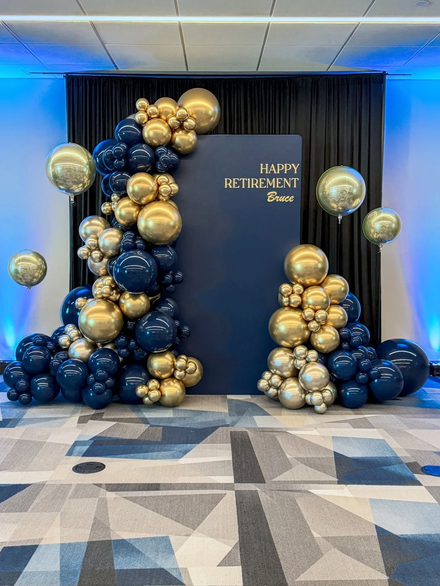 ✨Setting the stage for a well-earned next chapter ✨
@vectrabankcolorado 

Backdrops and Balloons @balloonlab.co