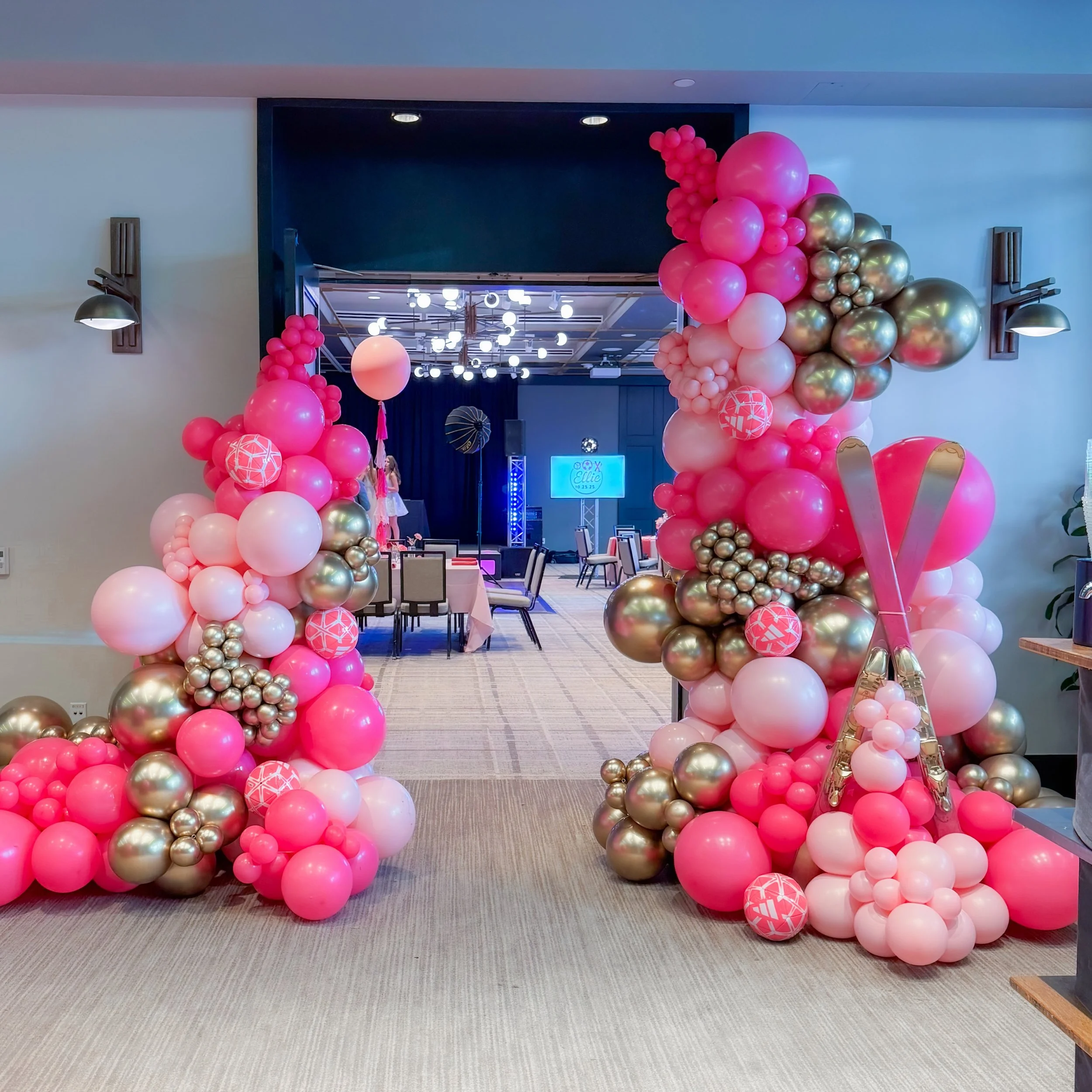 First impression, full send. The entrance sets the tone for the whole night. ⚽️🎿

Planning @coloradoeventplanner 
Venue @halcyoncherrycreek 
Balloons @balloonlab.co 

#sportsthememitzvah #denvermitzvah #mitzvahdecor #denvercolorado