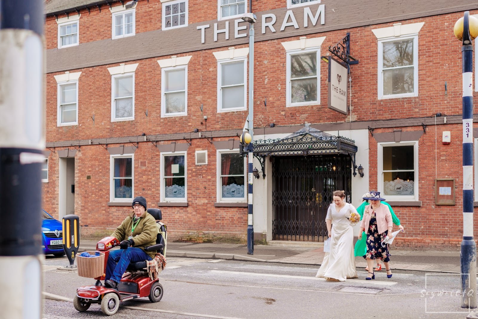 Bride and groom arriving for their Newark Gilstrap Wedding