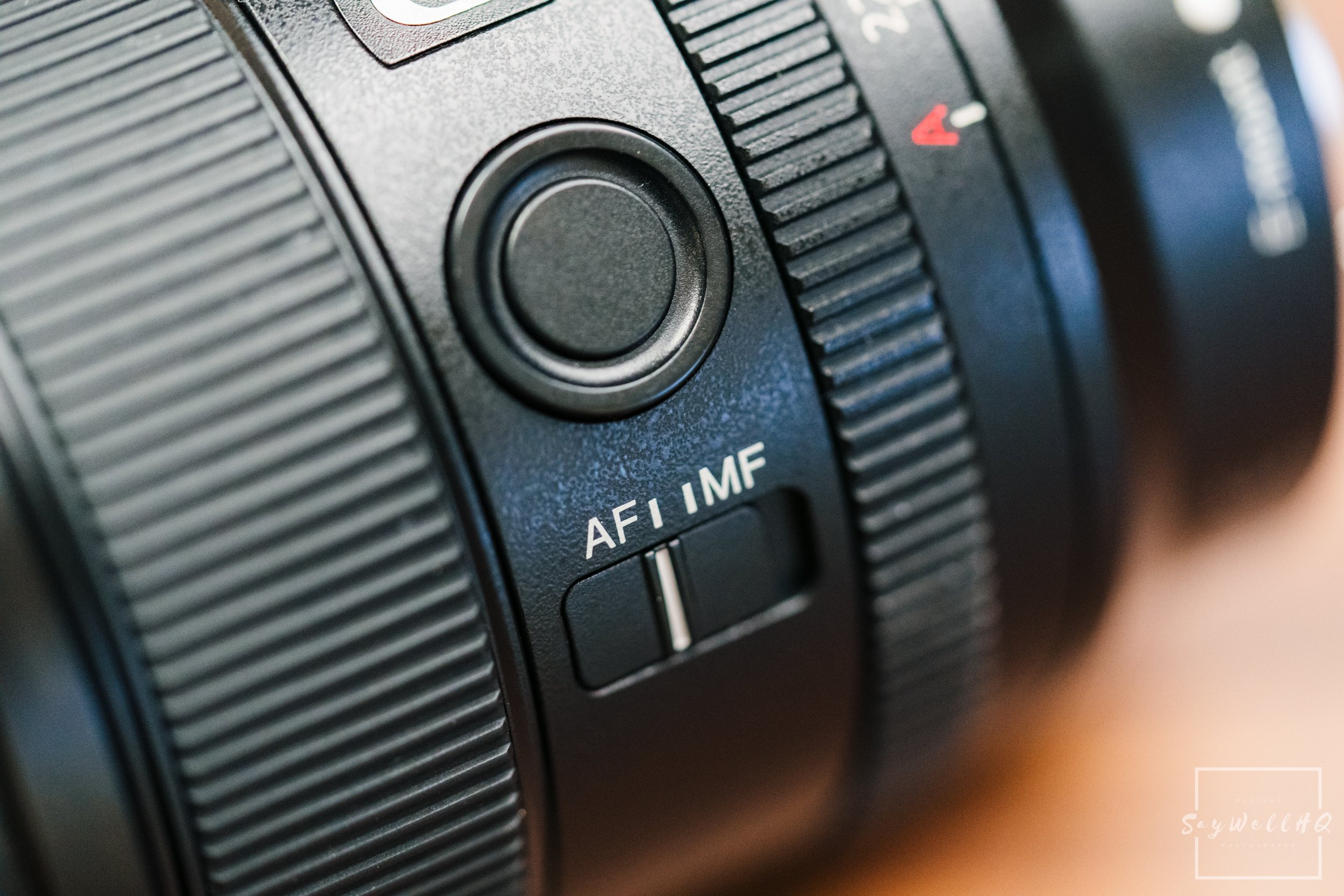  Easily Switch Between MF And AF Using The On Lens Switch 