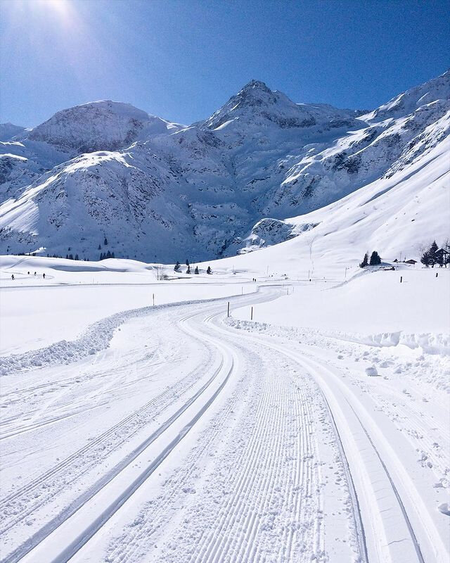 Cross Country Skiing vom Feinsten! T&auml;glich frisch pr&auml;parierte Loipen, dank dem besten Herbert. // Foto @thequietquest f&uuml;r @thecoverse.co #valeriehaus #tinytibet #visitbadgastein ​​​​​​​​
.​​​​​​​​
.​​​​​​​​
.​​​​​​​​
#sportgastein #bad