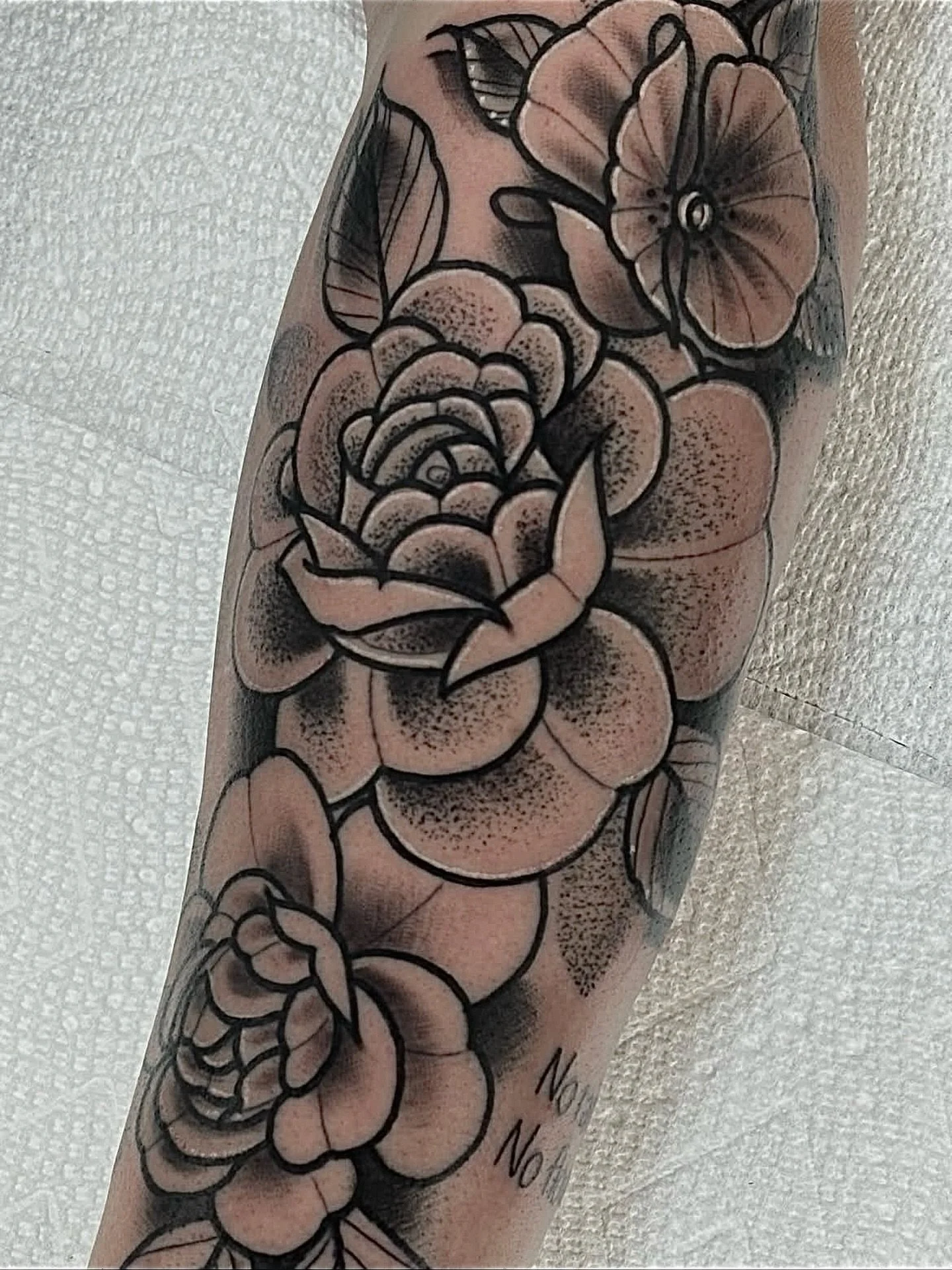 Crispy floral by Todd&hellip;

@toddshowdown 💀 @toddshowdownflash 🌸www.ToddShowdown.com 

www.LakeviewTattoo.com ⚓️ Contact@LakeviewTattoo.com

#neotradtattoos #ftcollins #windsor #denver #colorado