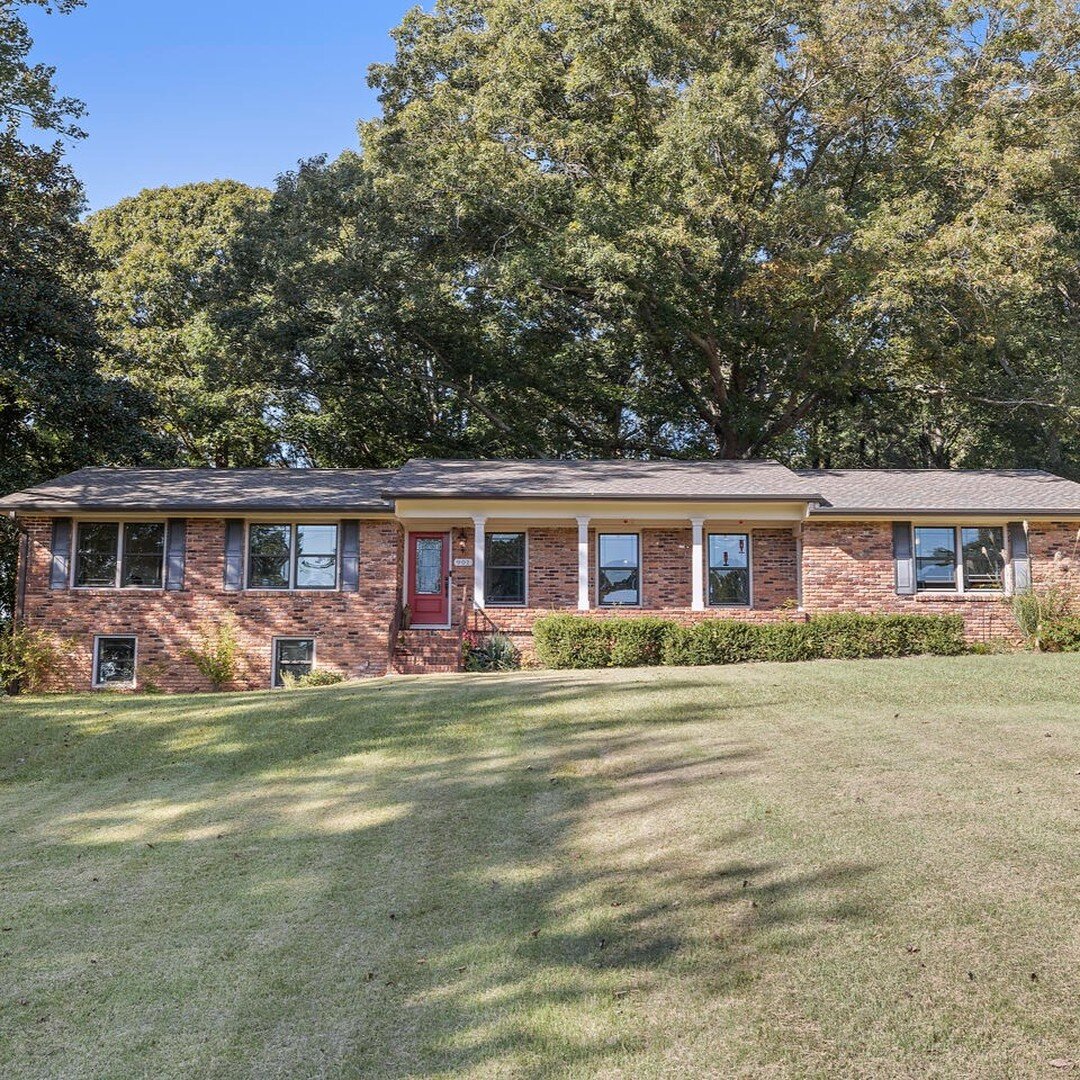 JUST LISTED IN MARIETTA: This 4-sided brick ranch is move-in ready and sits on a rare double-lot with a finished daylight basement and TONS of storage. 

🛏️ 3 Bedrooms
🛁 2.5 Baths
🏠 Finished daylight basement
✅ No HOA
👍 Almost 1/2 acre double-lot