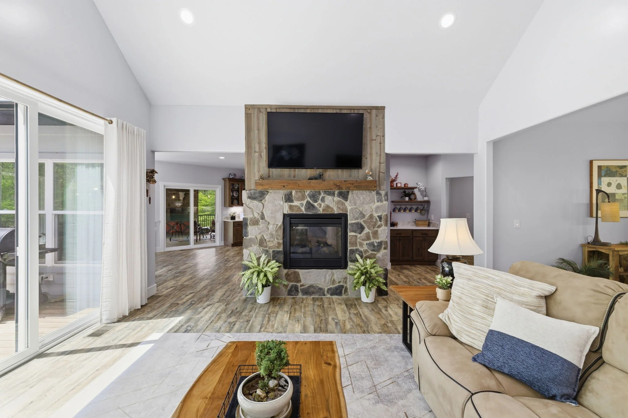14-delia-knight-7351-hidden-view-dr-great-room-sectional-fireplace-oak-ridge-nc-27310.jpg