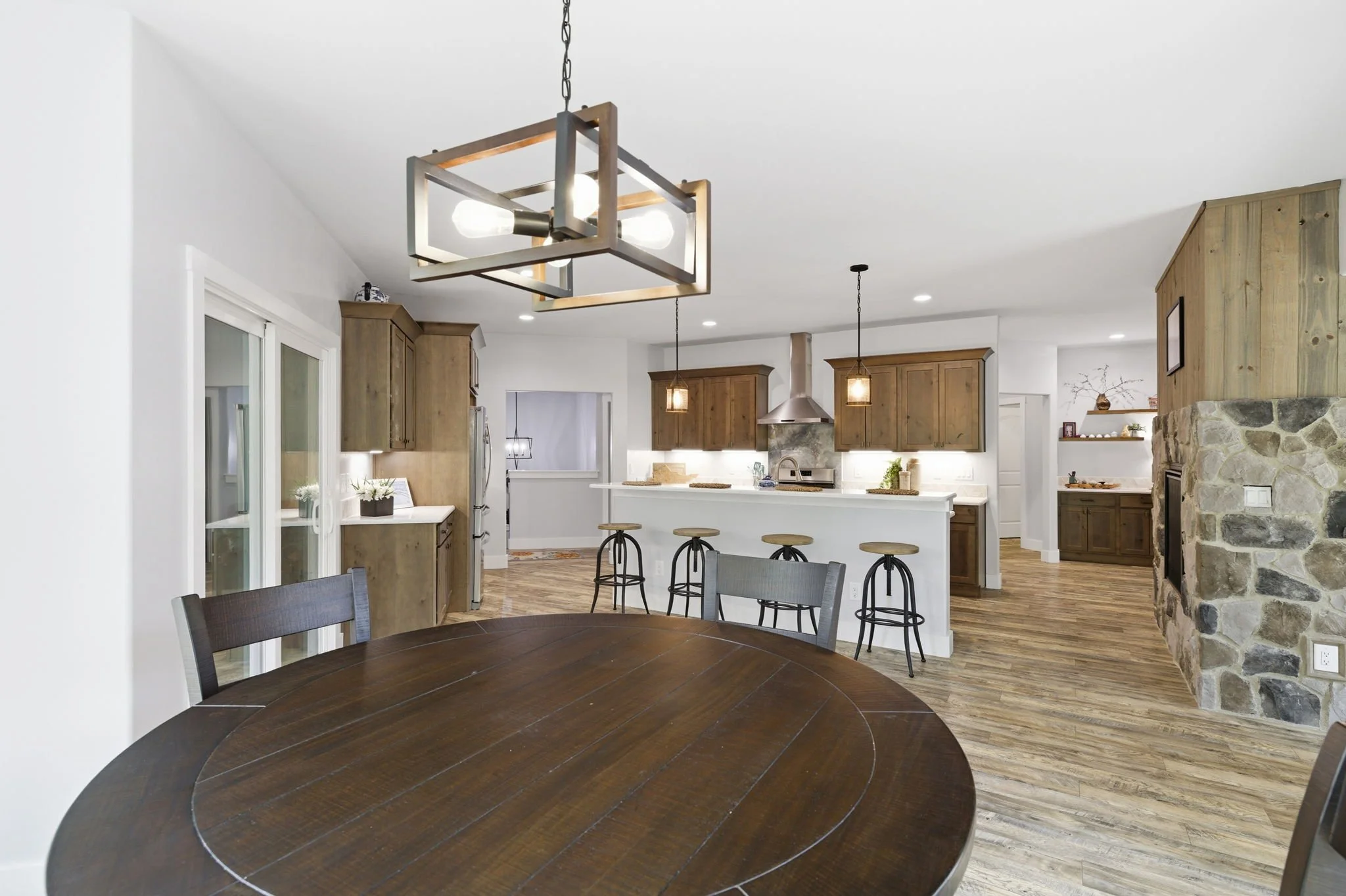 22-delia-knight-7351-hidden-view-dr-breakfast-area-round-table-oak-ridge-nc-27310.jpg