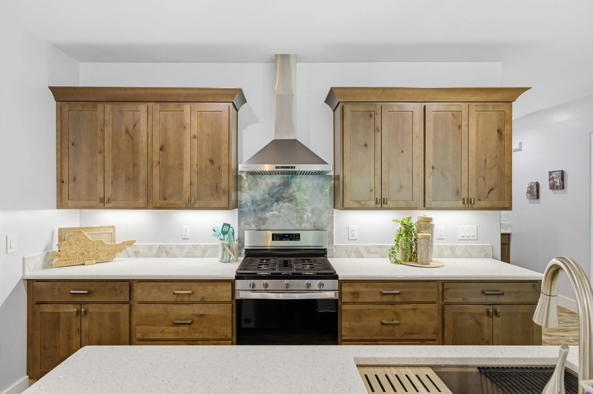 23-delia-knight-7351-hidden-view-dr-kitchen-gas-range-hood-oak-ridge-nc-27310.jpg