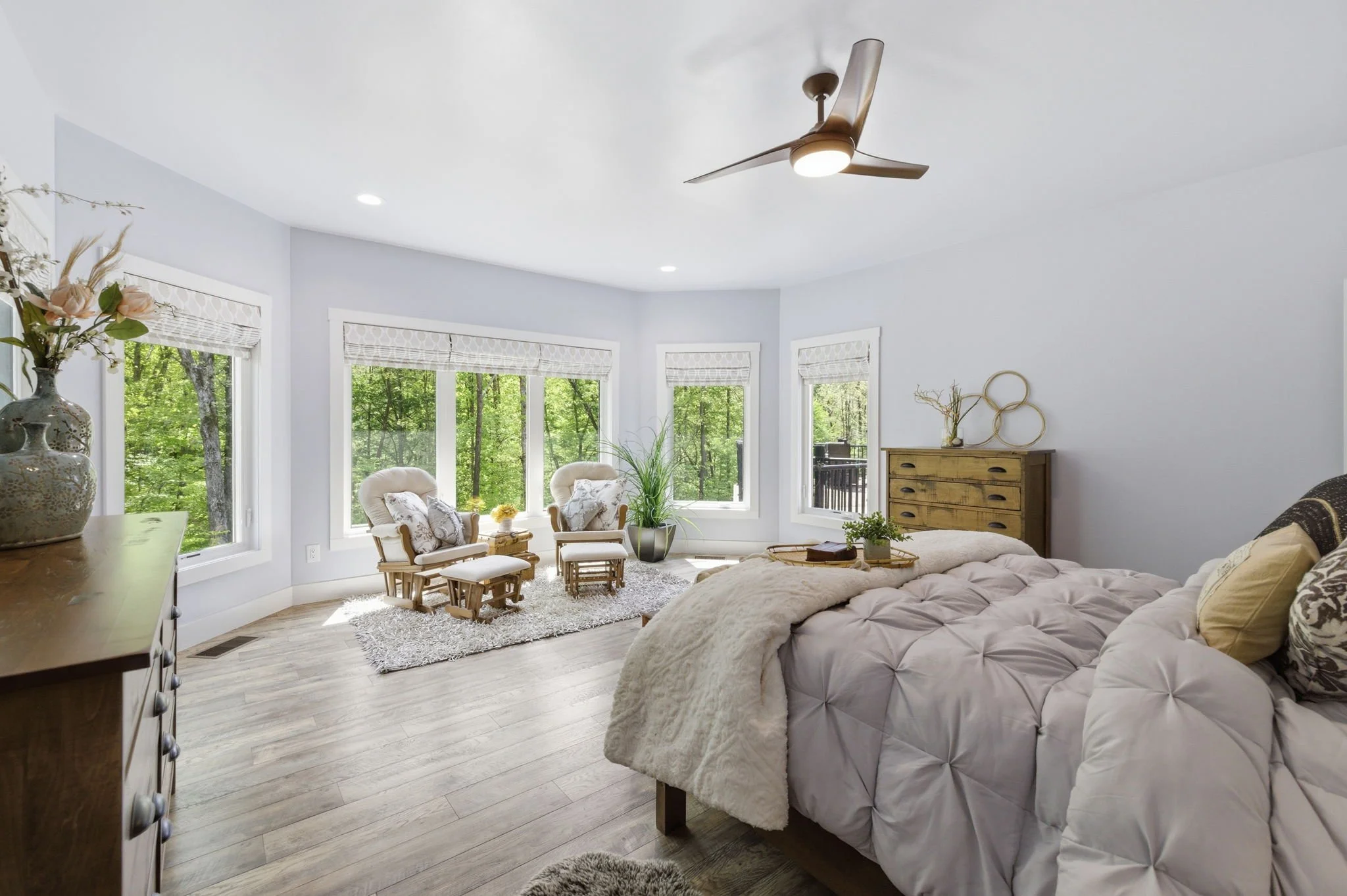 26-delia-knight-7351-hidden-view-dr-primary-bedroom-sitting-area-oak-ridge-nc-27310.jpg