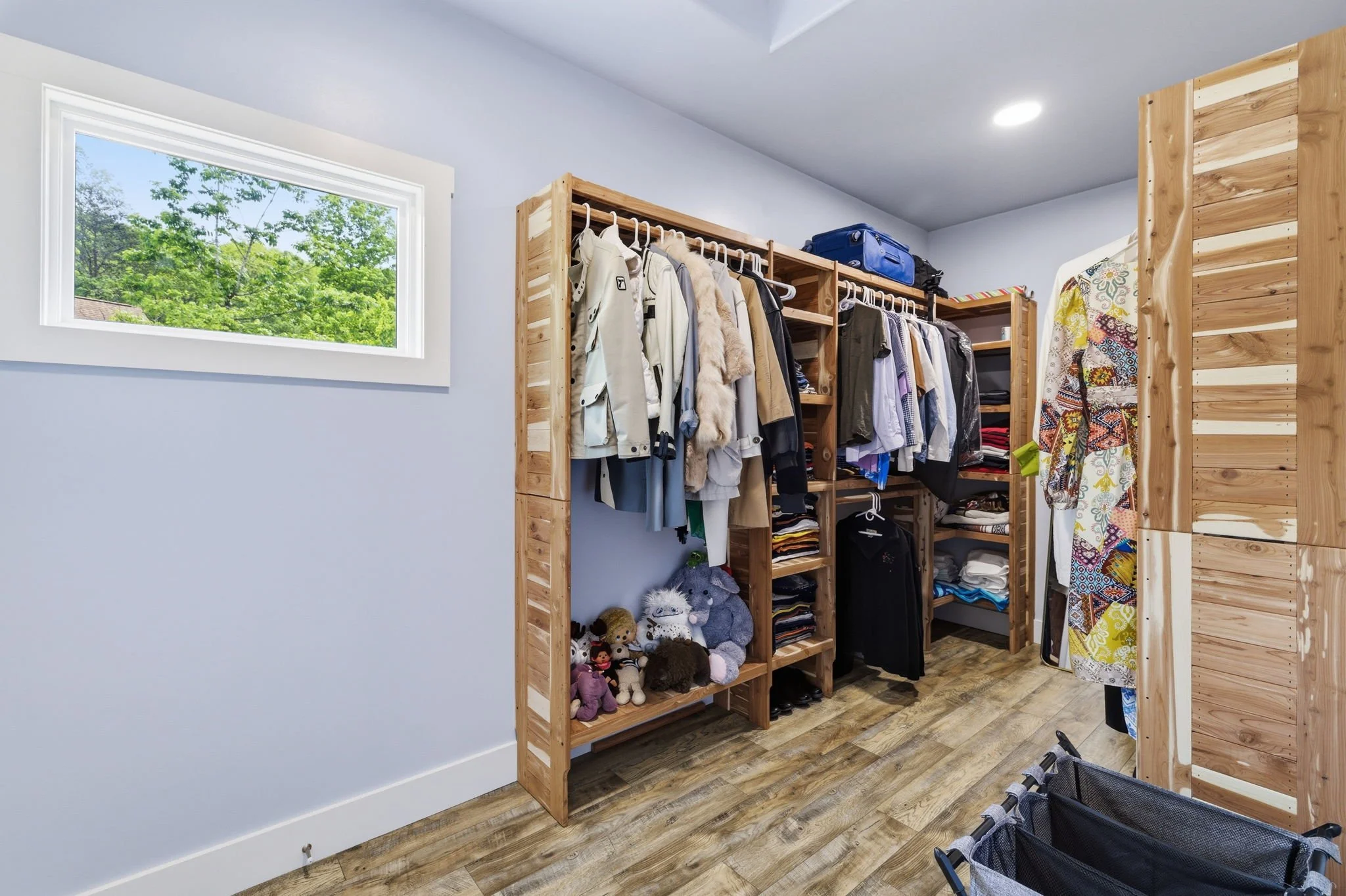 28-delia-knight-7351-hidden-view-dr-primary-cedar-walk-in-closet-oak-ridge-nc-27310.jpg
