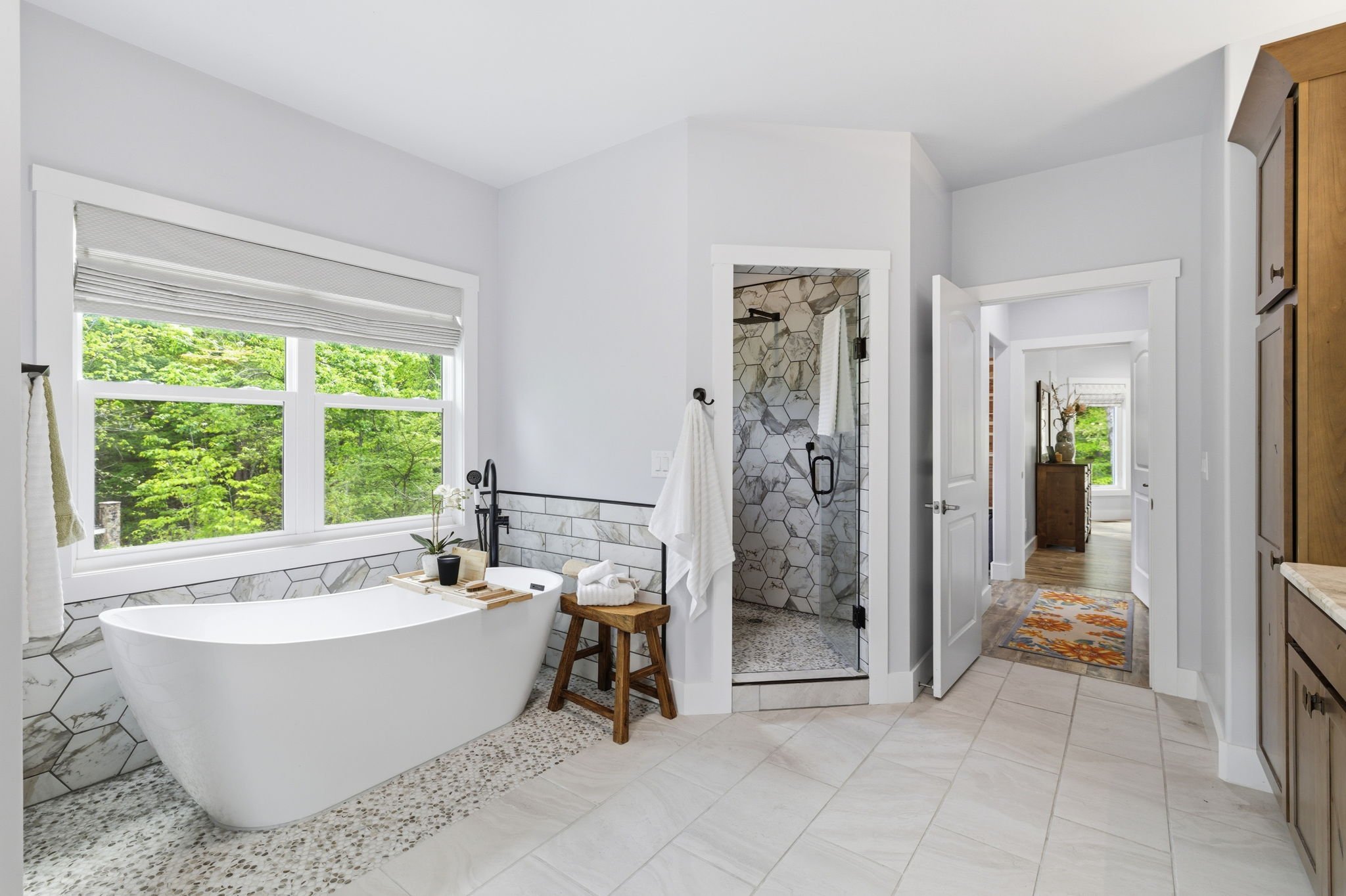32-delia-knight-7351-hidden-view-dr-primary-bath-soaking-tub-oak-ridge-nc-27310.jpg