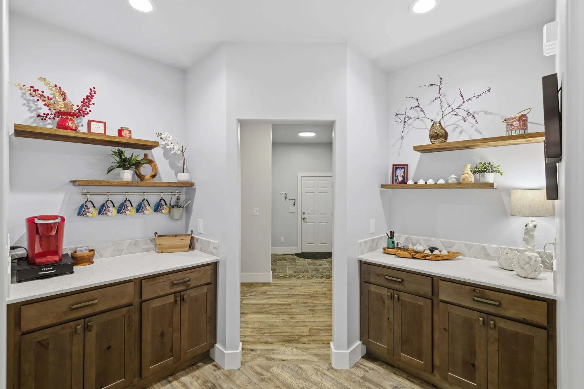 57-delia-knight-7351-hidden-view-dr-butlers-pantry-coffee-bar-oak-ridge-nc-27310.jpg