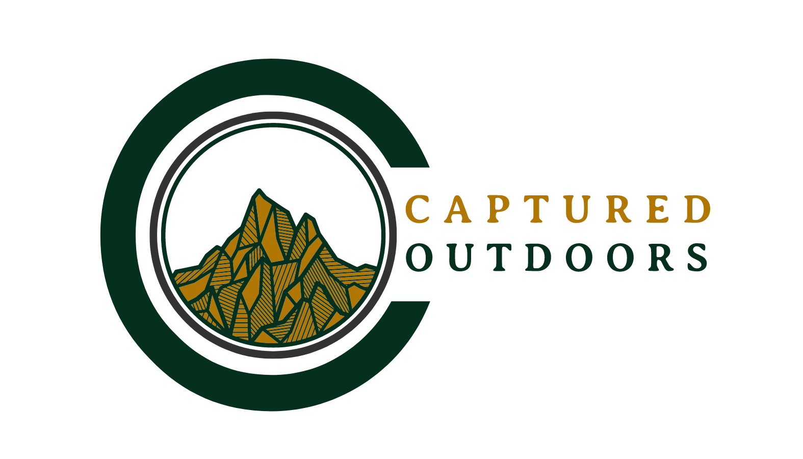 Logo van 'Captured Outdoors' met een berglandschap in een cirkel en de tekst 'Captured Outdoors' ernaast.