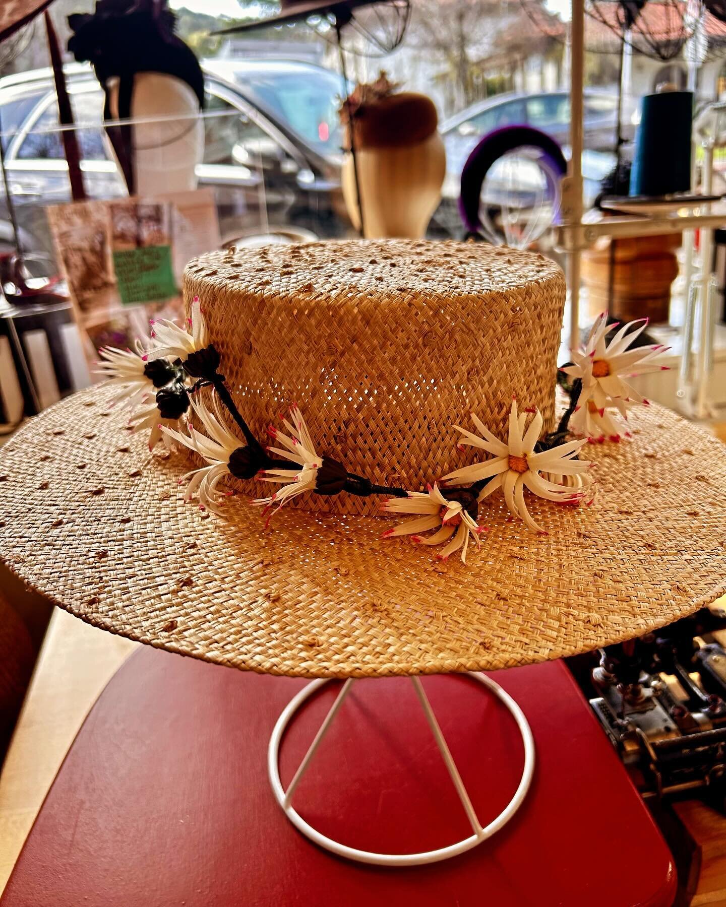 Daisy Boater. Easy, Spring dress up. Summer wedding fun. #handmadehats #handmadesilkflowers #madeinmarin #shopsananselmo @milliners_guild