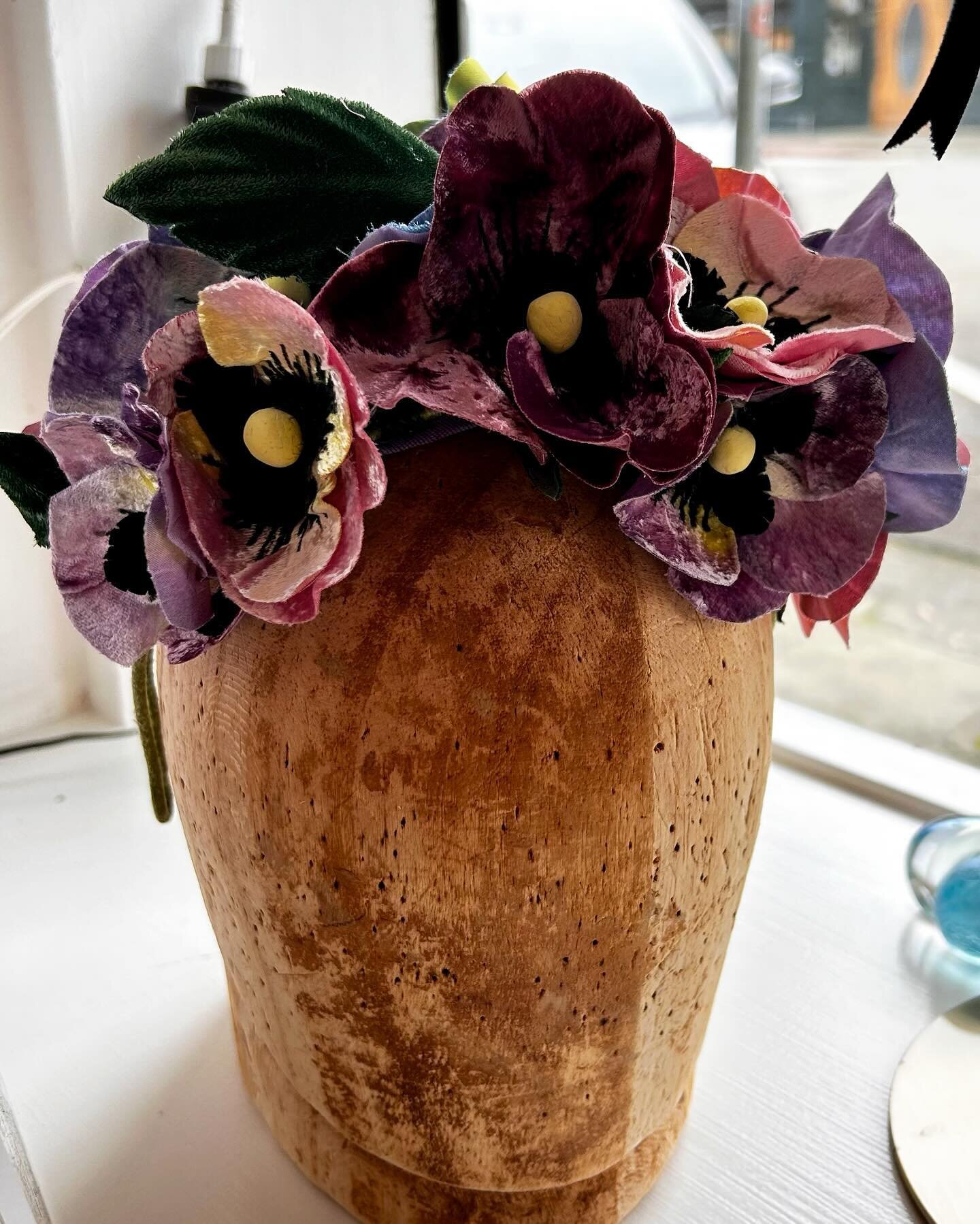 Velvet pansy crown. Why not wear a bouquet?
#handmadehats #velvetflowers #shopsananselmo #madeinmarin