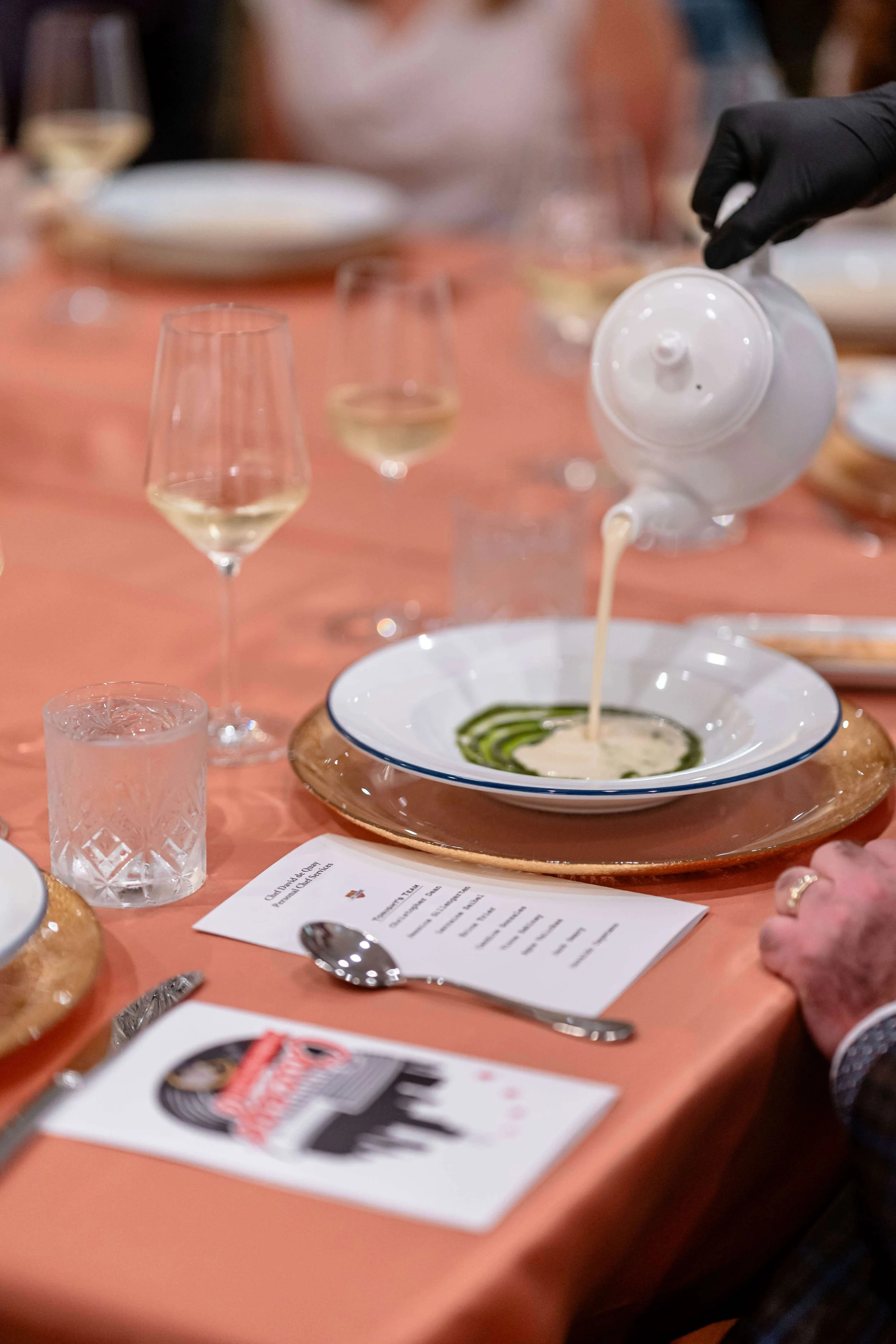 chef david de quay pouring soup tableside for chicago event