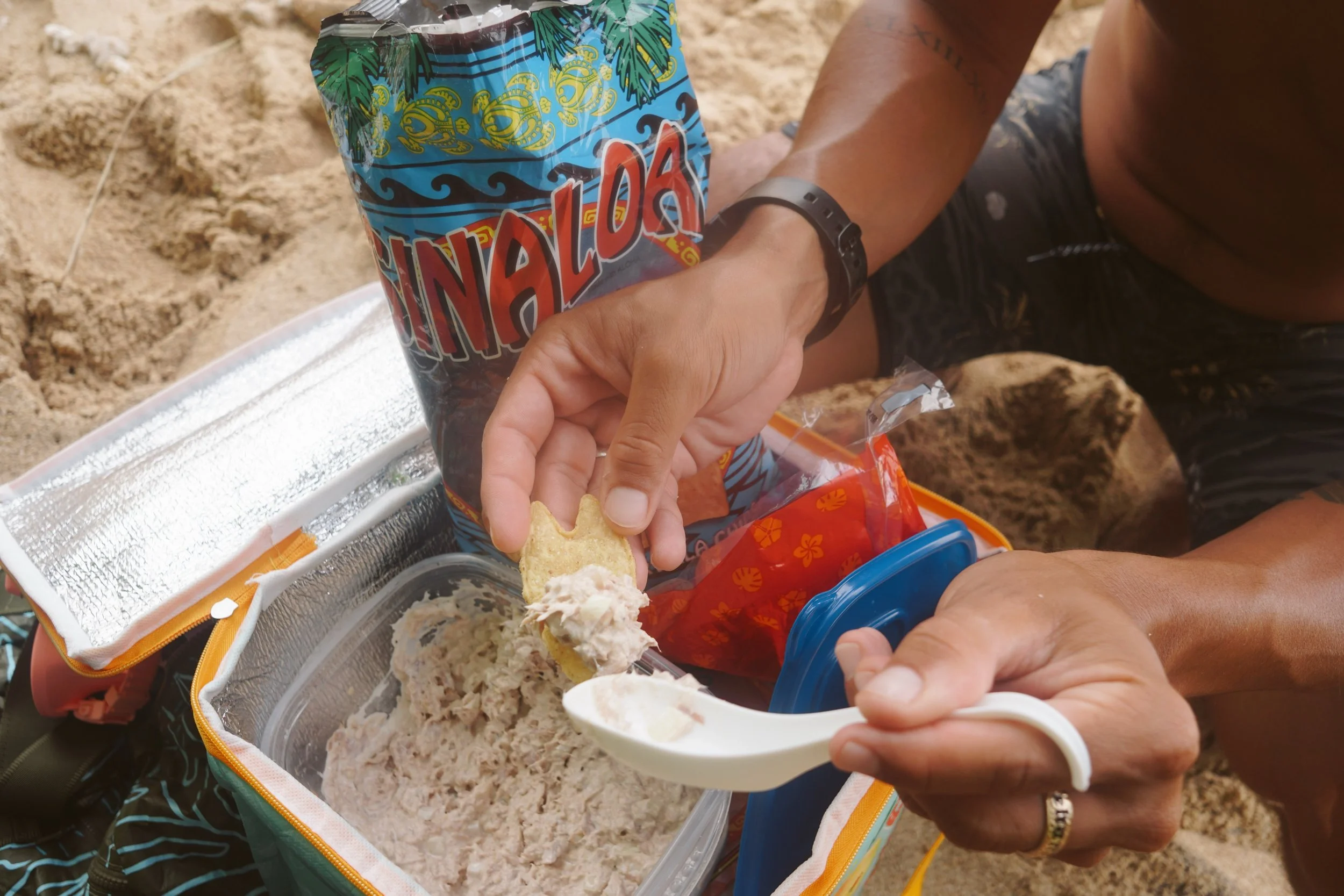 Chips, sun, and Sinaloa 🌊 

Summer beach days with Sinaloa Tortilla chips 

#summer #fyp #beachdays #madeinhawaii