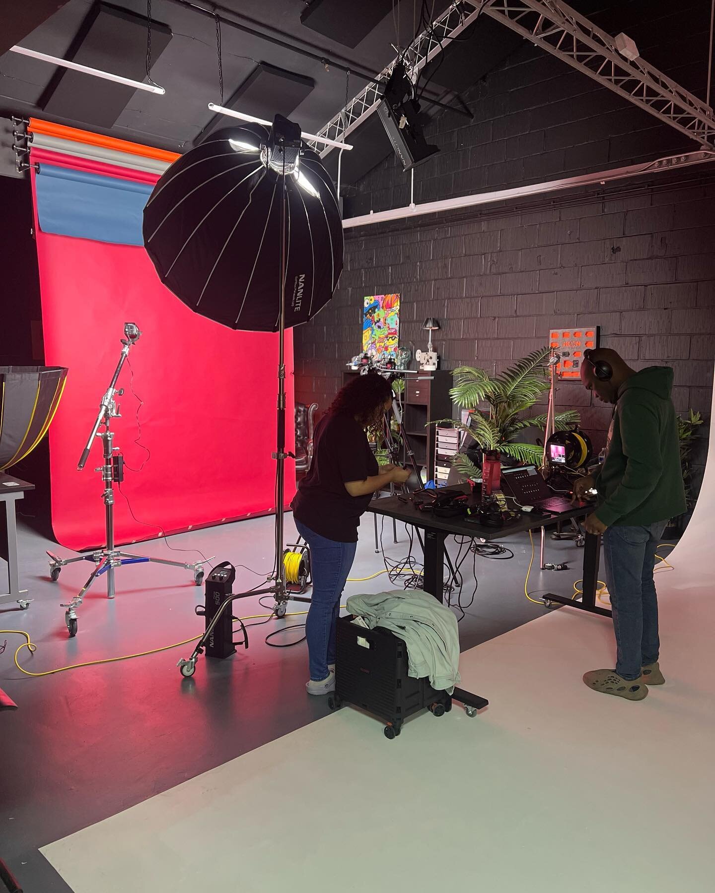 ⭐️⭐️The wonderful people at @arcglobalchurches came by at the weekend for a shoot at our studio⭐️⭐️ Here are some BTS of that shoot 📷📷📷 #videography #photography #photographystudio #colorama #backdrop #camerasetup #ikonstudiosldn #arcglobalchurche