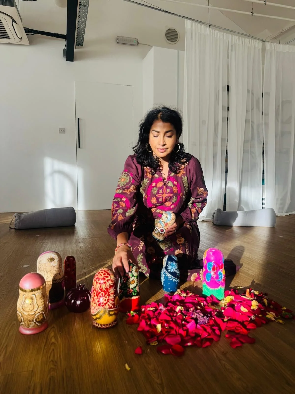 How beautiful is this session with @surreyhillswellness 🌹❤️✨ The sun always shines, when Ati is creating magic in our space ☀️

Join her next year for two further exploratative experiences. Her first offering is in March, book now her last workshop 